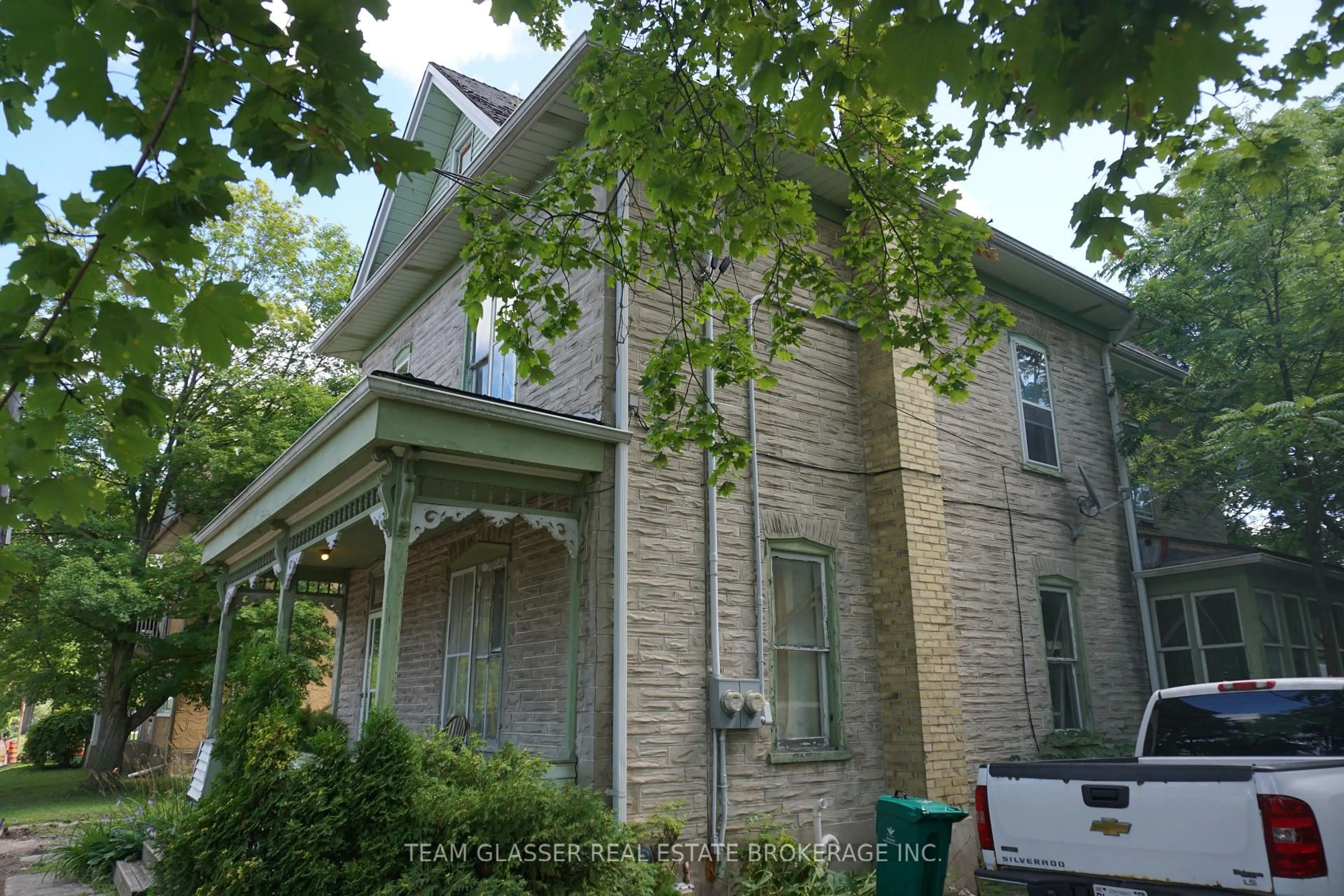 Home with brick exterior material, street for 324 QUEEN St, Cambridge Ontario N3C 1G8