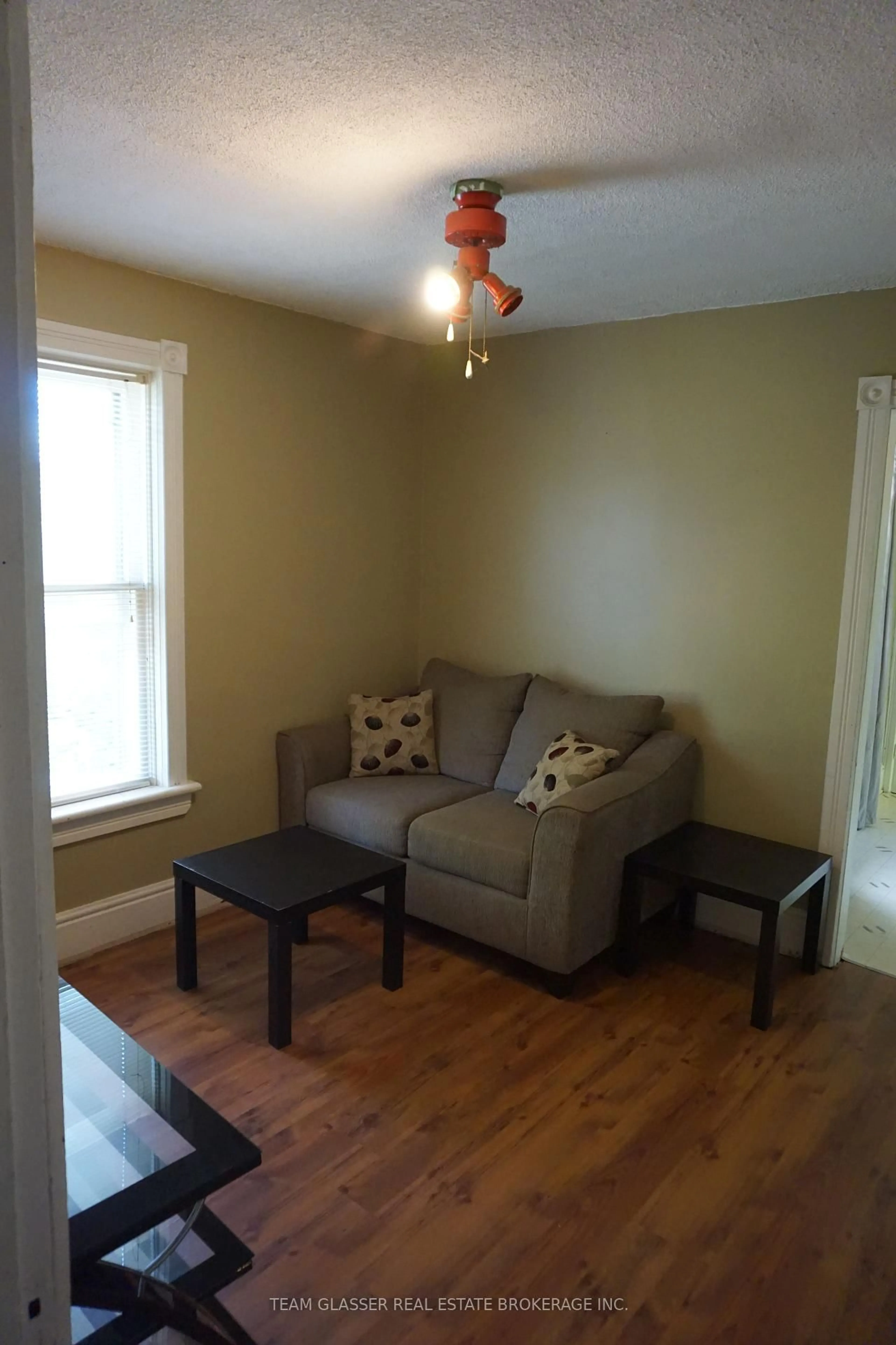 Living room with furniture, wood/laminate floor for 324 QUEEN St, Cambridge Ontario N3C 1G8