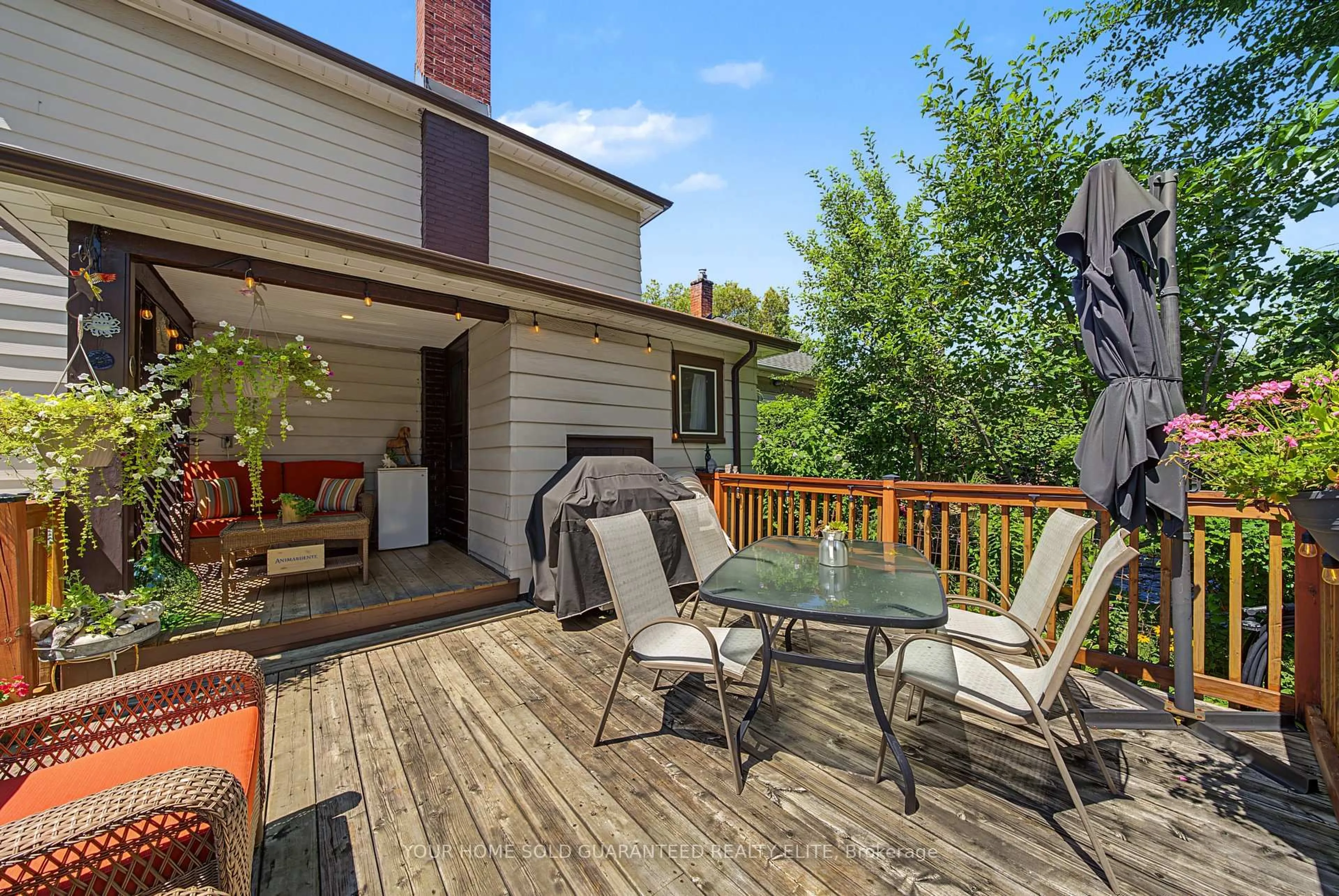 Patio, street for 70 Woodland Ave, St. Catharines Ontario L2R 5A3