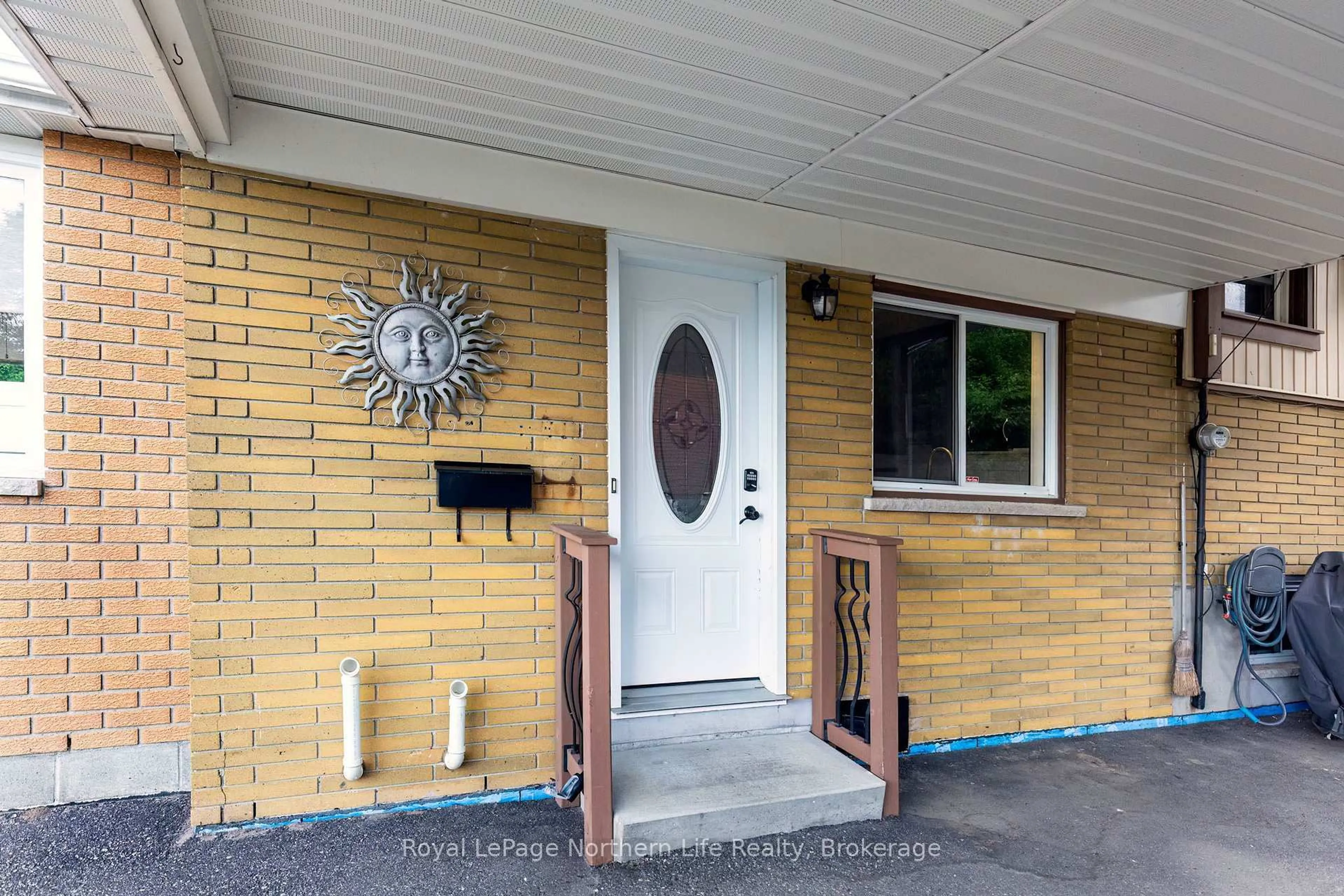 Indoor entryway for 1122 Athlone St, North Bay Ontario P1B 5C1