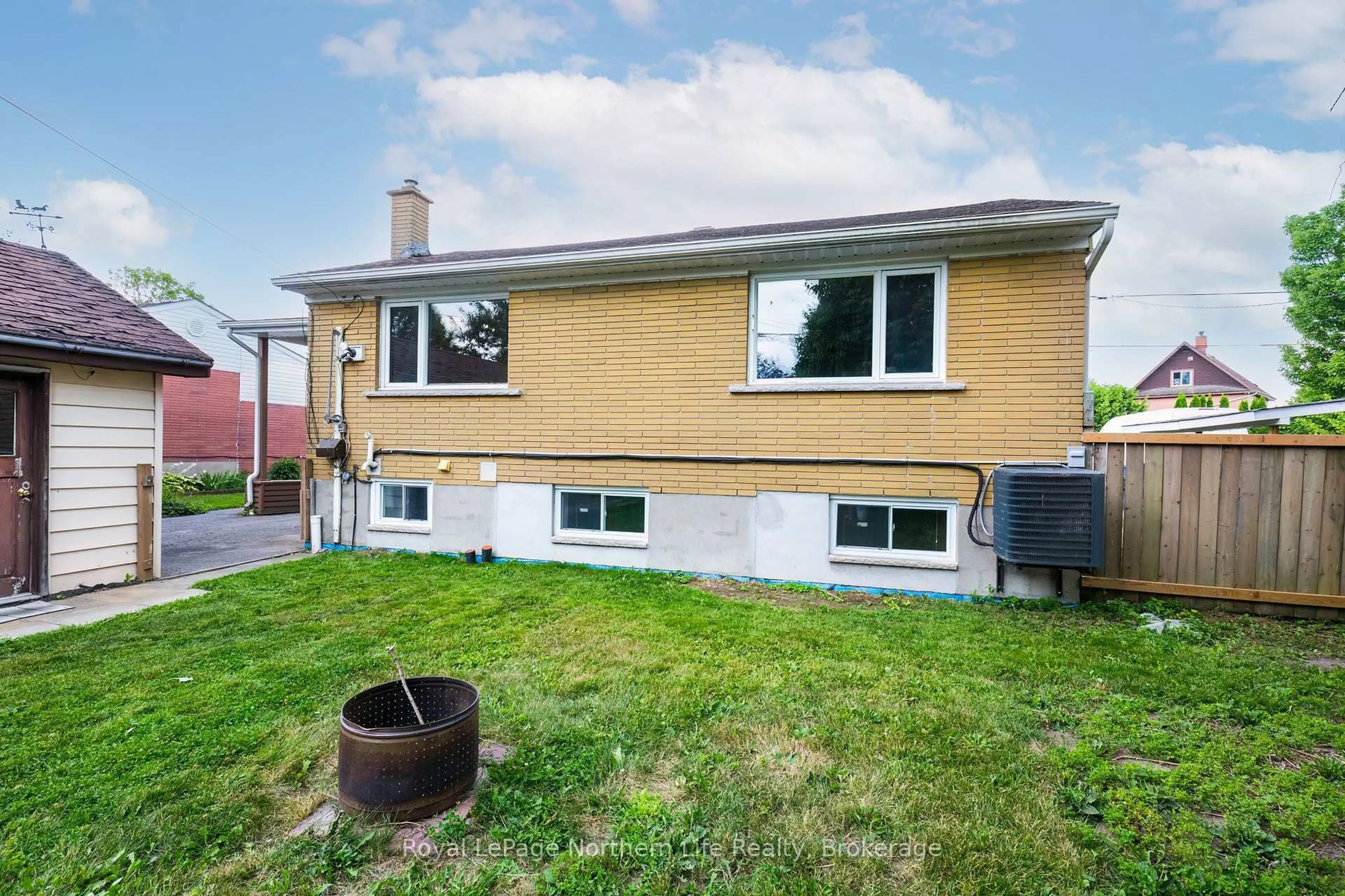 Unknown for 1122 Athlone St, North Bay Ontario P1B 5C1