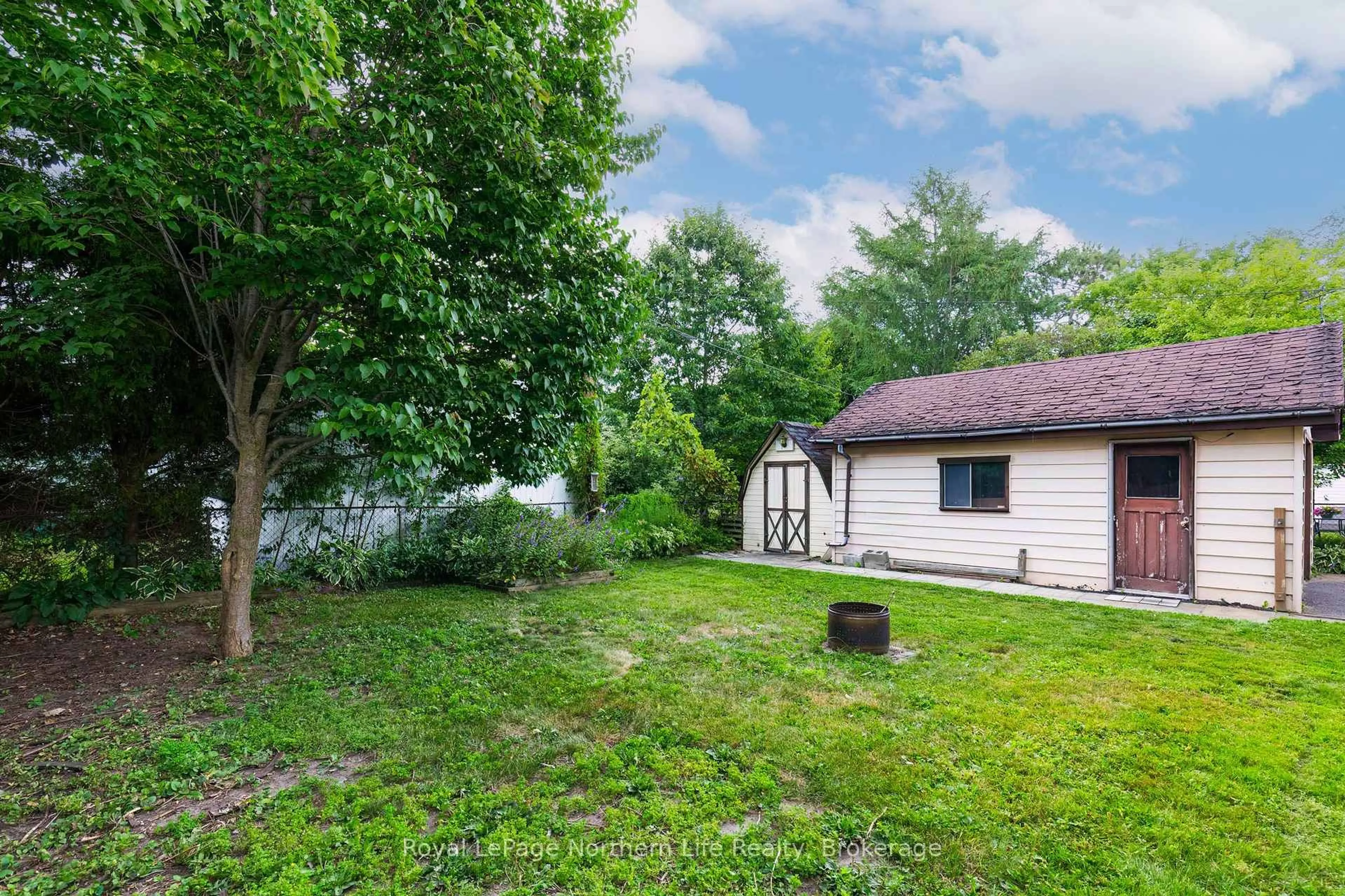 Unknown for 1122 Athlone St, North Bay Ontario P1B 5C1