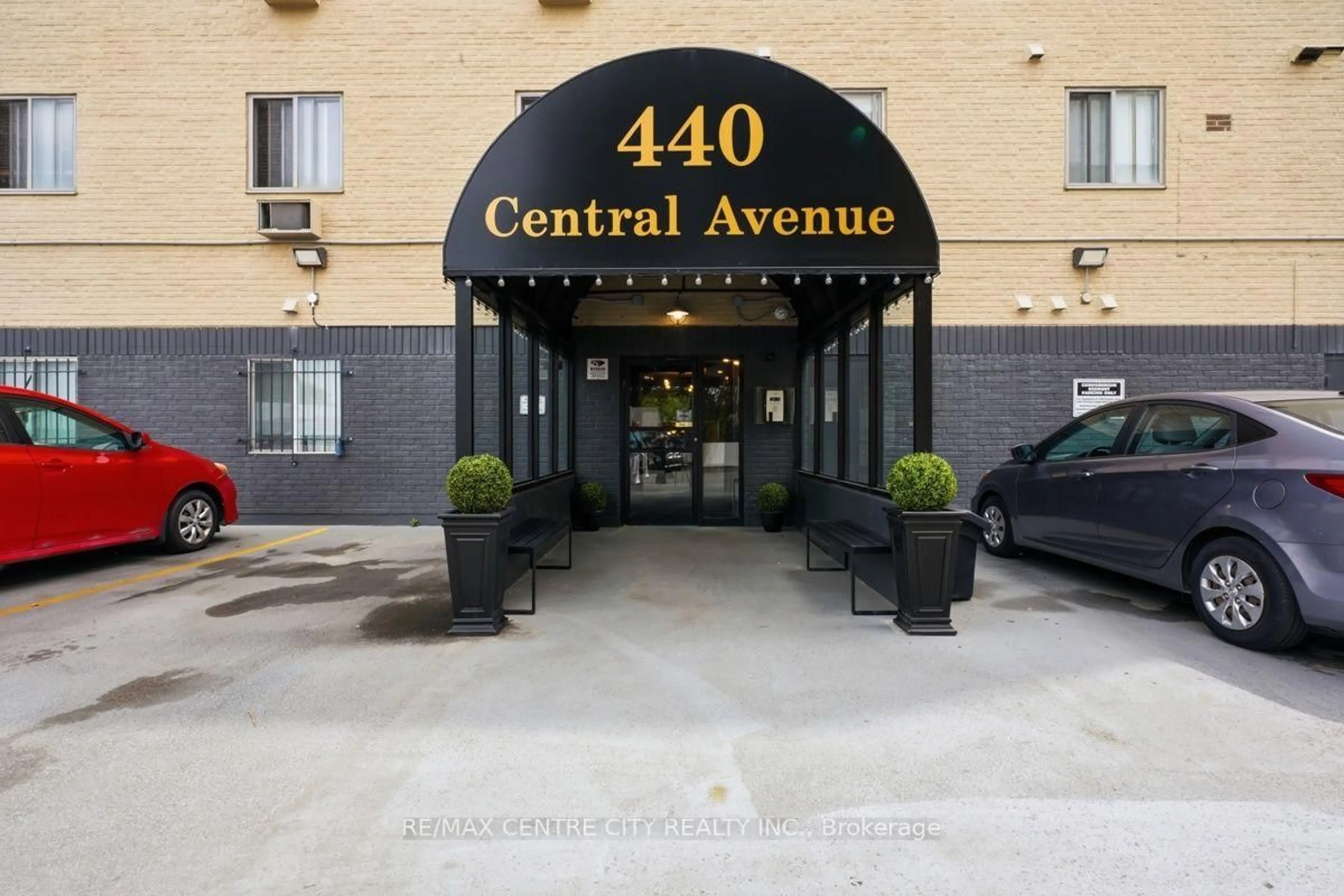 Indoor foyer for 440 Central Ave #605, London East Ontario N6B 2E5