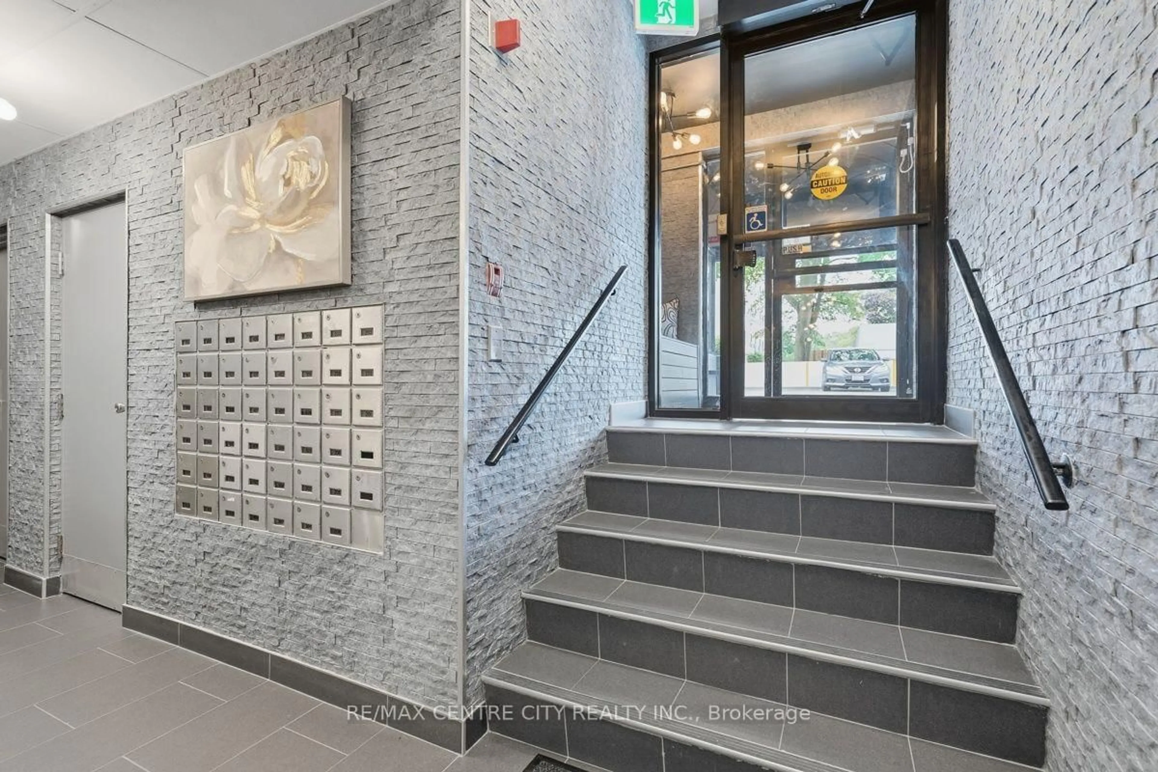 Indoor foyer for 440 Central Ave #605, London East Ontario N6B 2E5