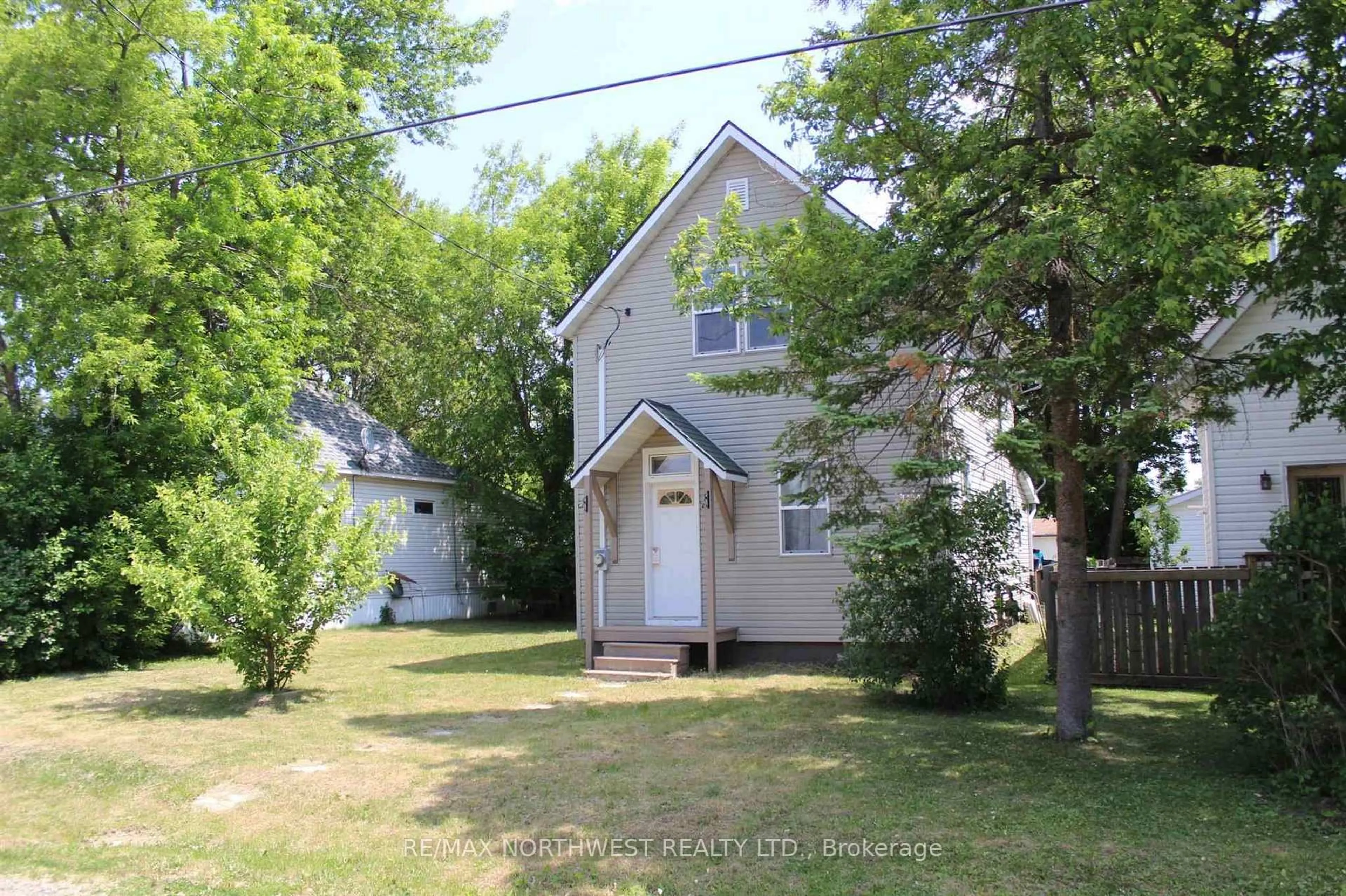 A pic from outside/outdoor area/front of a property/back of a property/a pic from drone, street for 212 FIFTH ST, Rainy River Ontario P0W 1L0