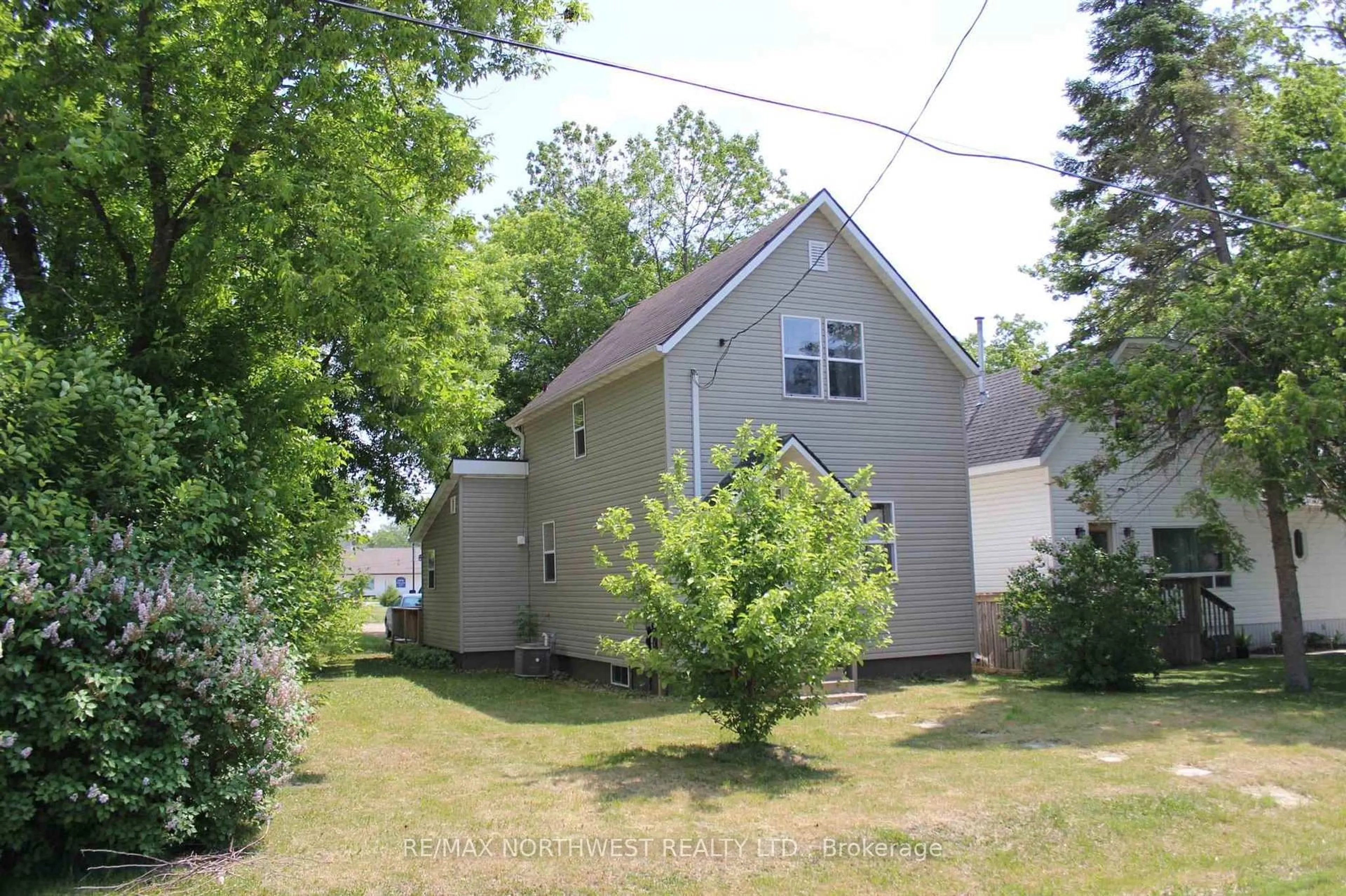 A pic from outside/outdoor area/front of a property/back of a property/a pic from drone, street for 212 FIFTH ST, Rainy River Ontario P0W 1L0