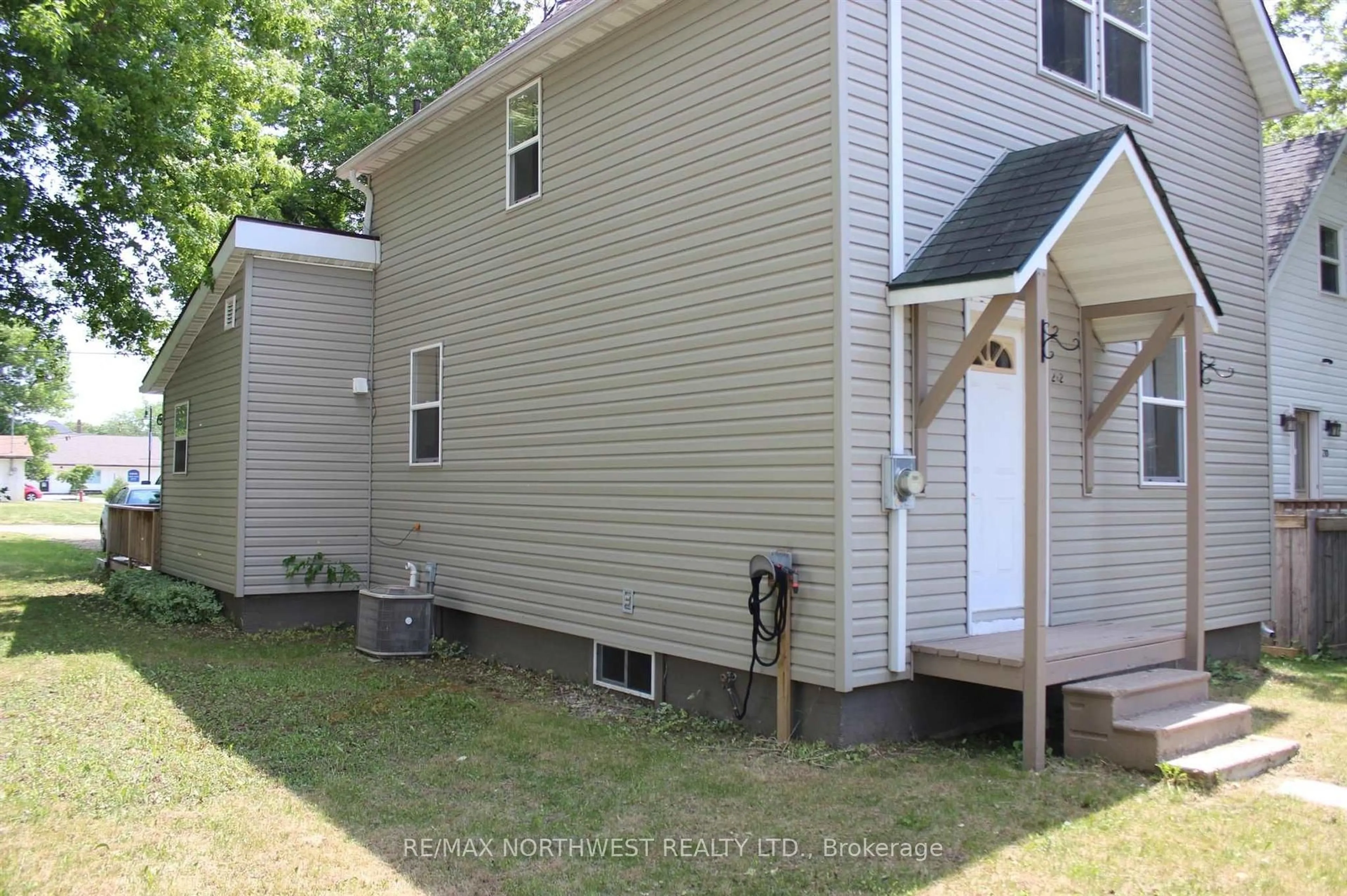 Home with vinyl exterior material, street for 212 FIFTH ST, Rainy River Ontario P0W 1L0