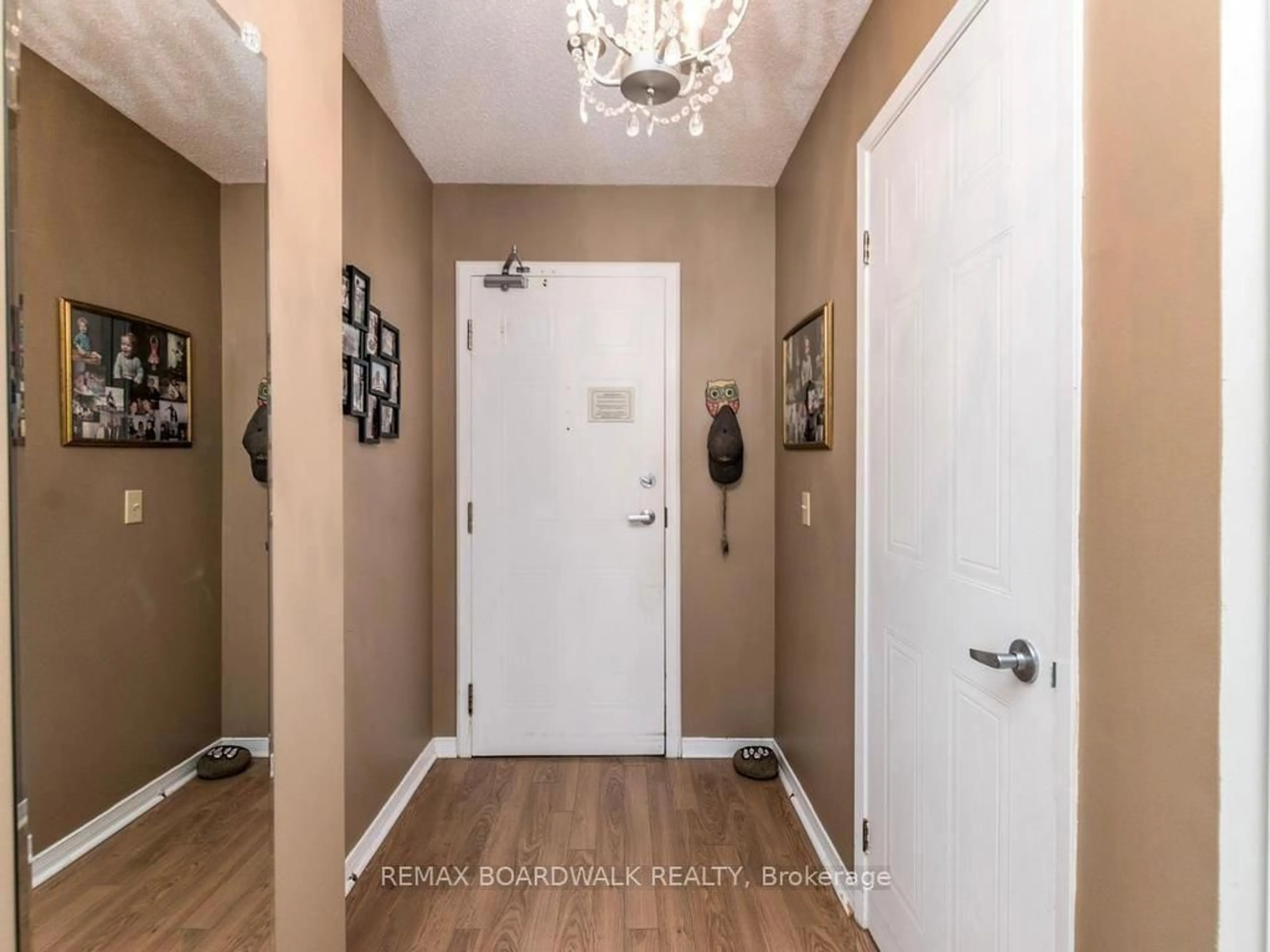 Indoor entryway for 848 Seyton Dr #339, Ottawa Ontario K2H 9G6