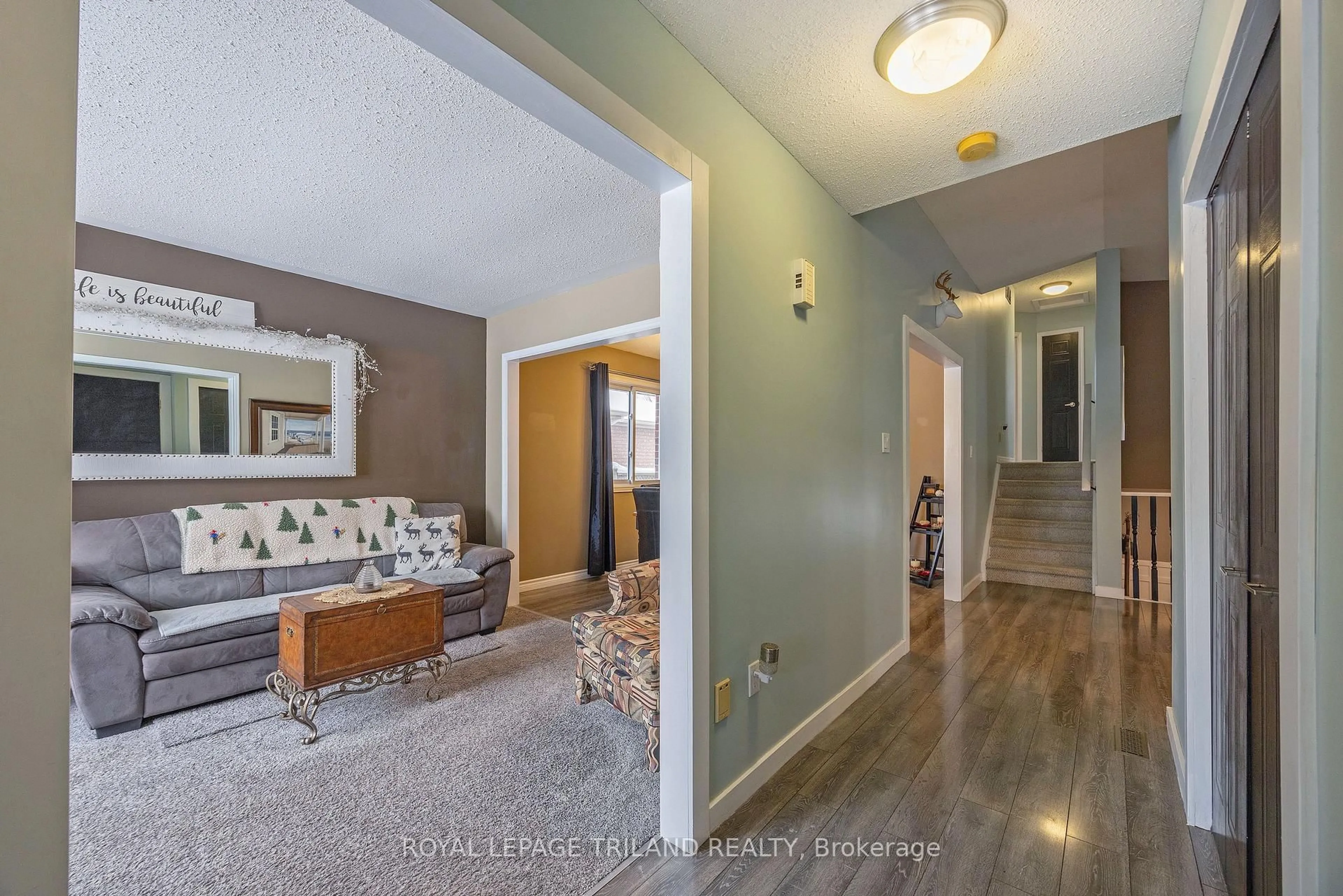 Indoor entryway for 252 Josselyn Dr, London South Ontario N6E 3S5