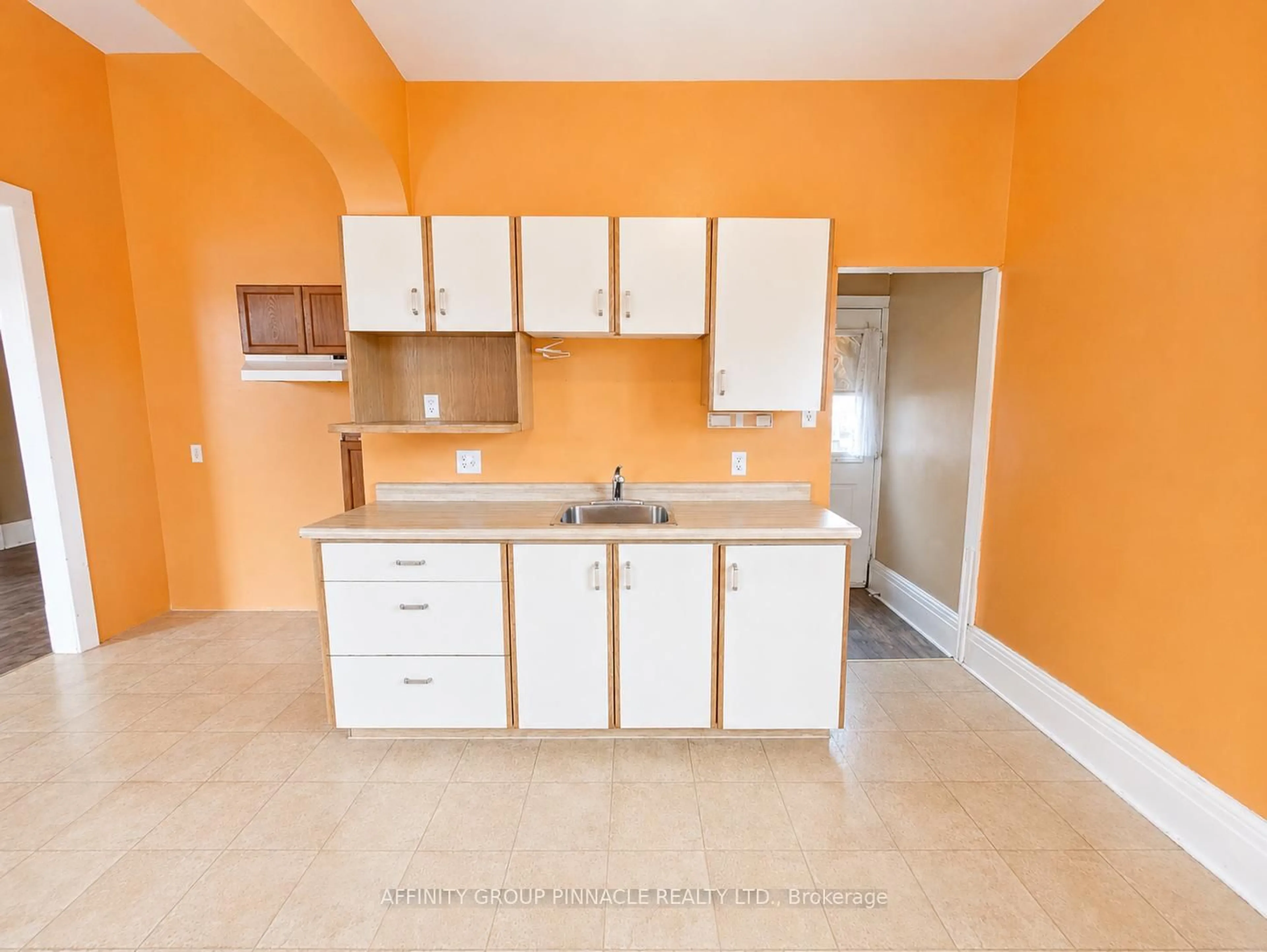 Standard kitchen, ceramic/tile floor for 170 Queen St, Kawartha Lakes Ontario K9V 1H4