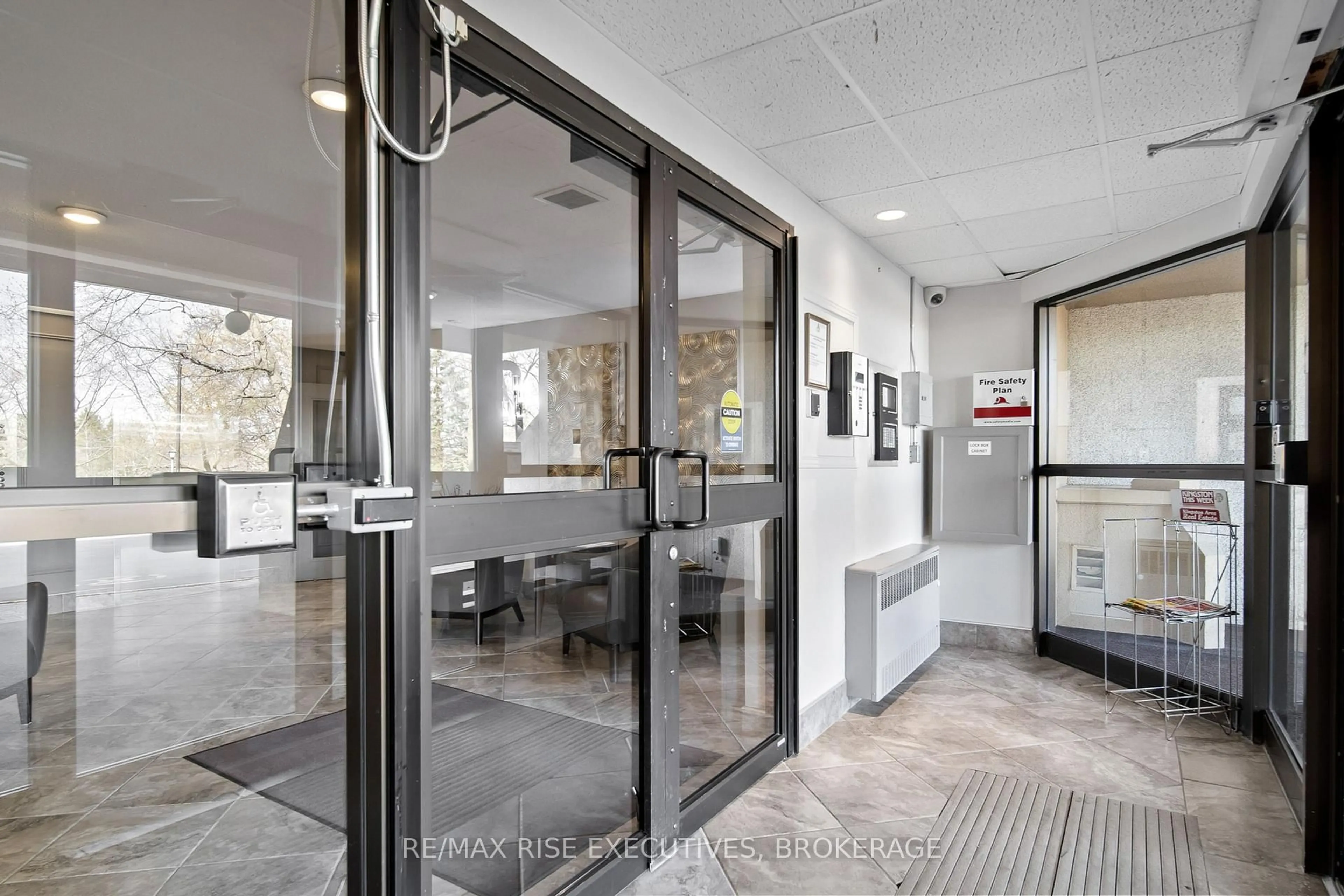 Indoor foyer for 66 Greenview Dr #310, Kingston Ontario K7M 7C5