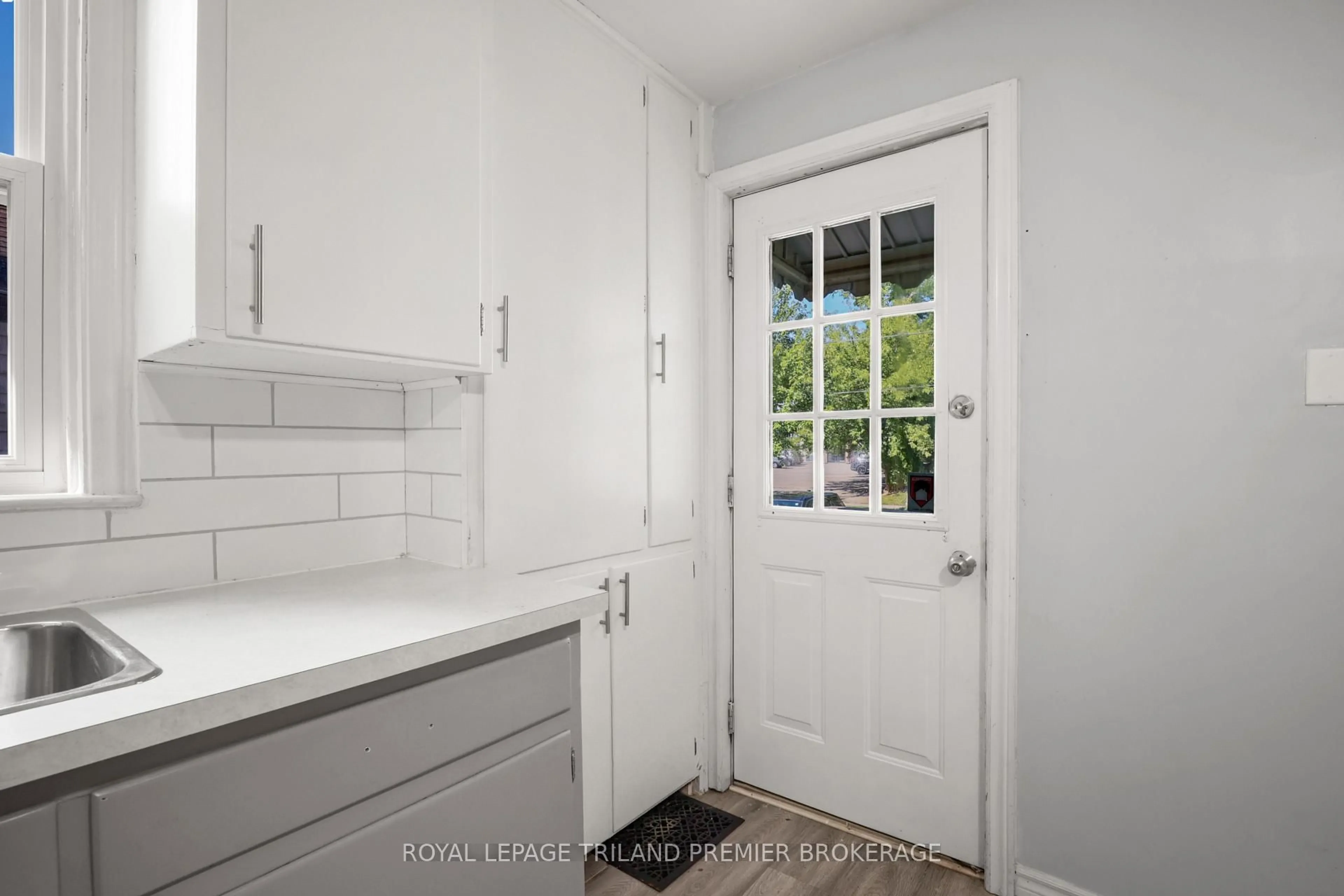 Laundry room for 12 Orchard St, London South Ontario N6J 2R3