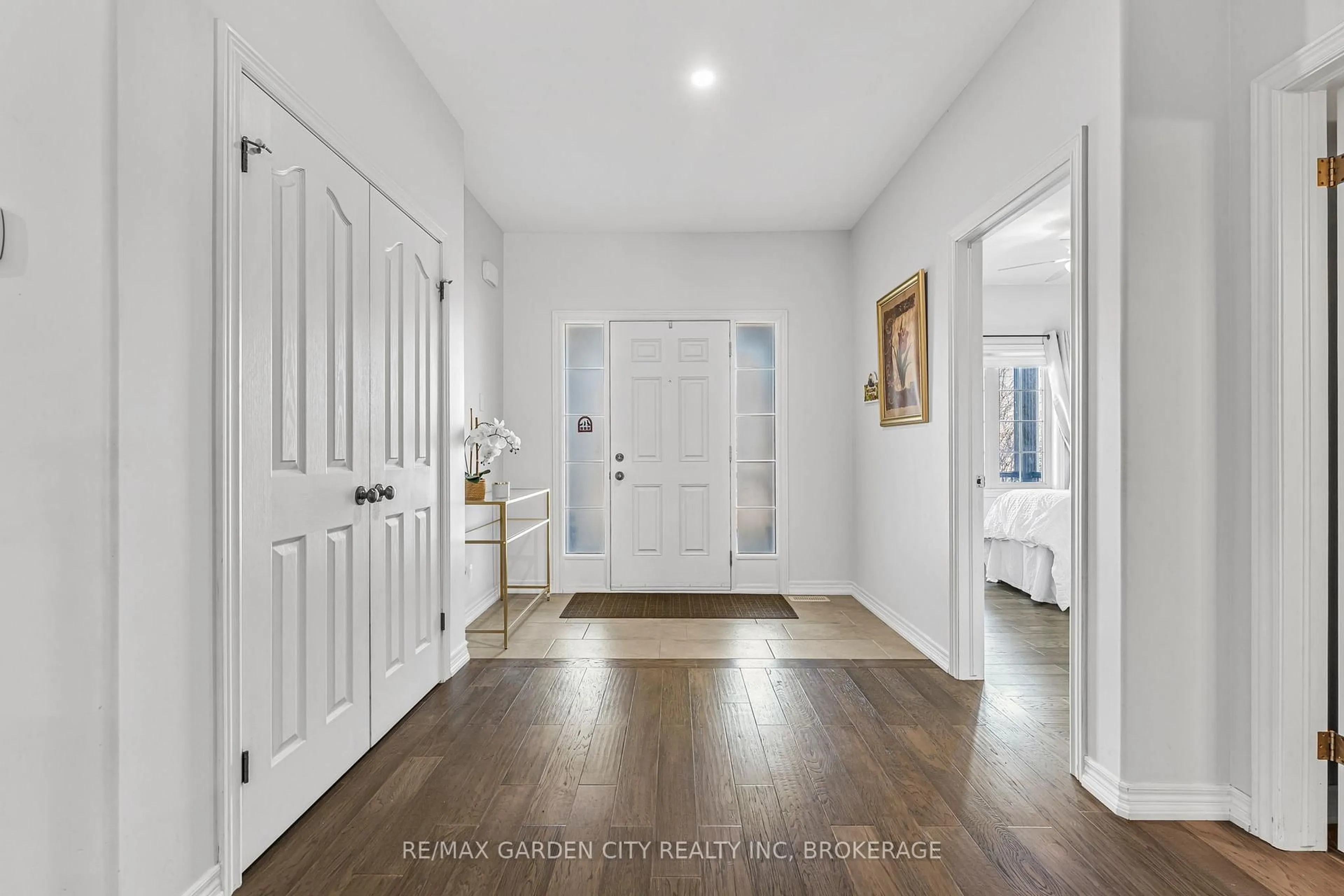Indoor entryway for 4022 Bush Cres, Lincoln Ontario L3J 0H2