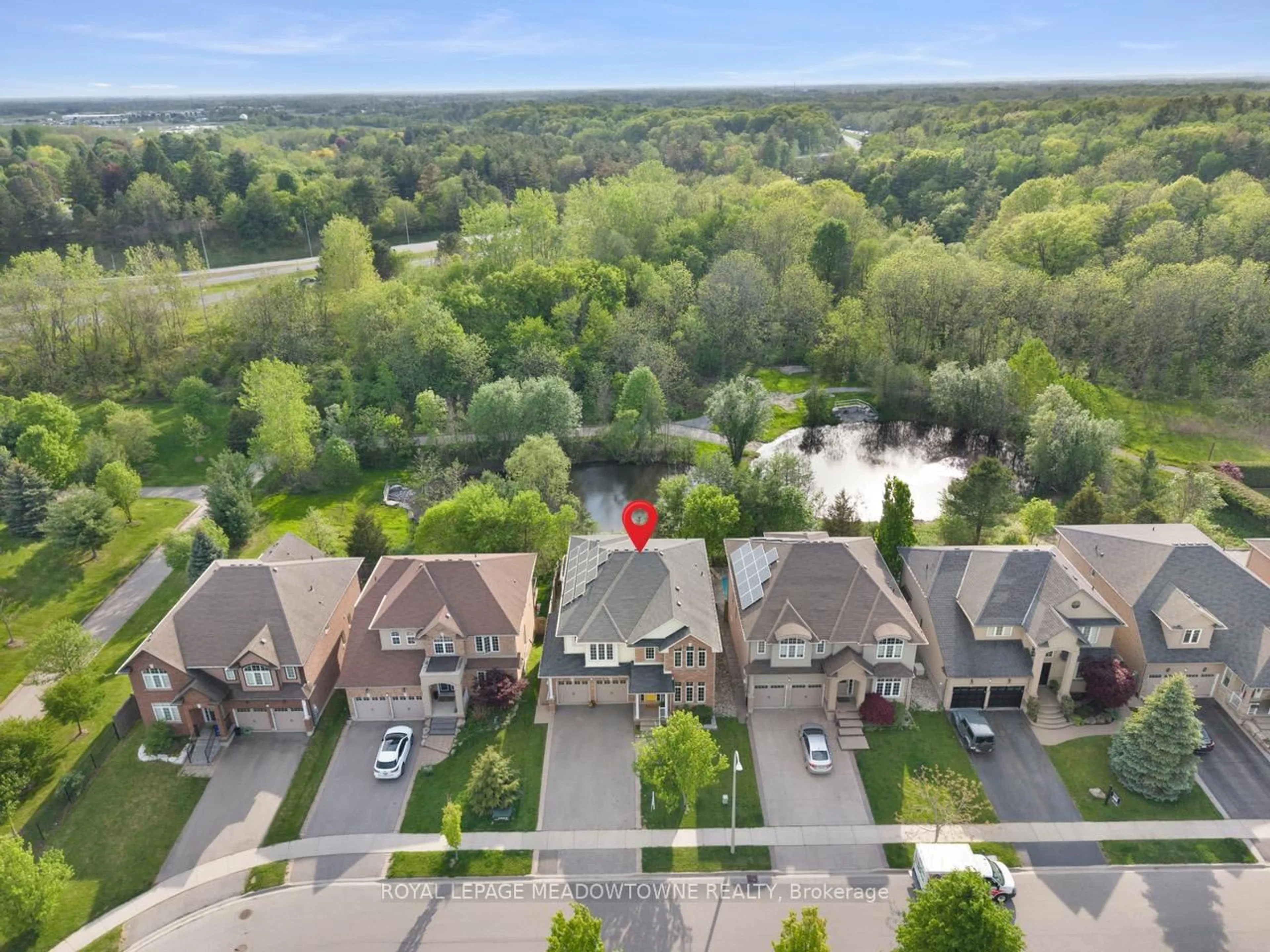 A pic from outside/outdoor area/front of a property/back of a property/a pic from drone, unknown for 475 Valridge Dr, Hamilton Ontario L9G 0B2