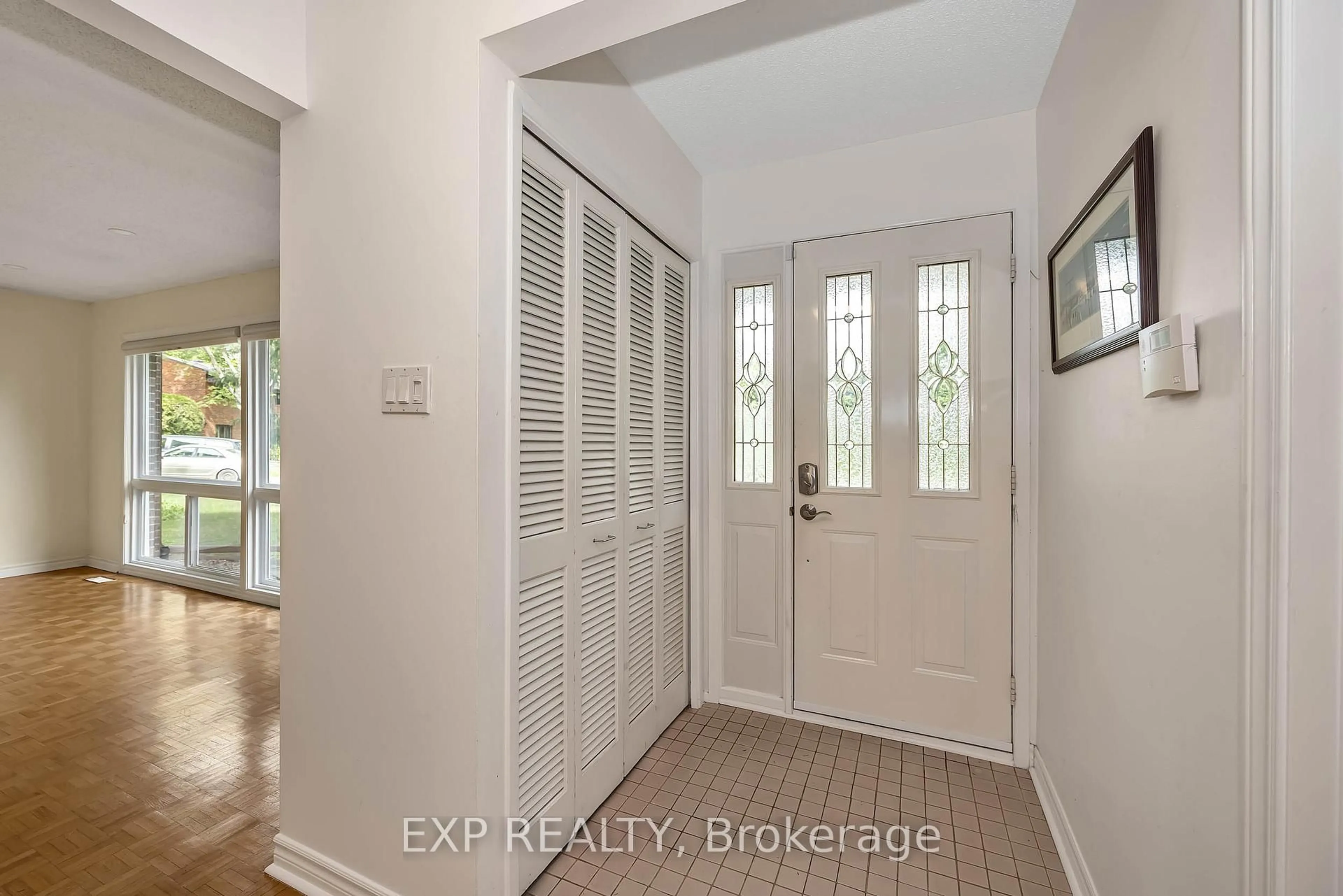 Indoor entryway for 14 Carr Cres, Kanata Ontario K2K 1K4