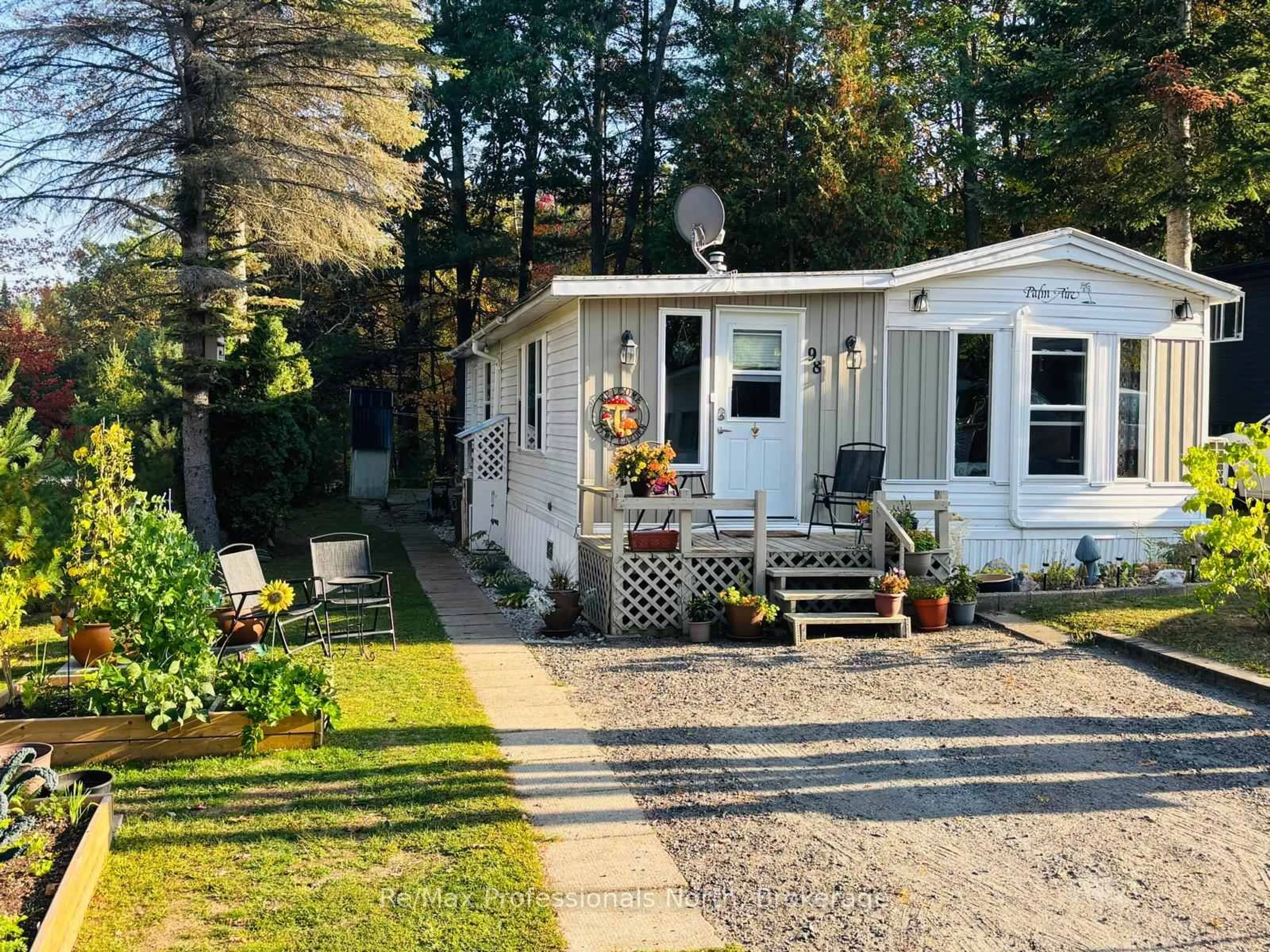 Home with vinyl exterior material, street for 1007 RACOON Rd #98, Gravenhurst Ontario P1P 1R1