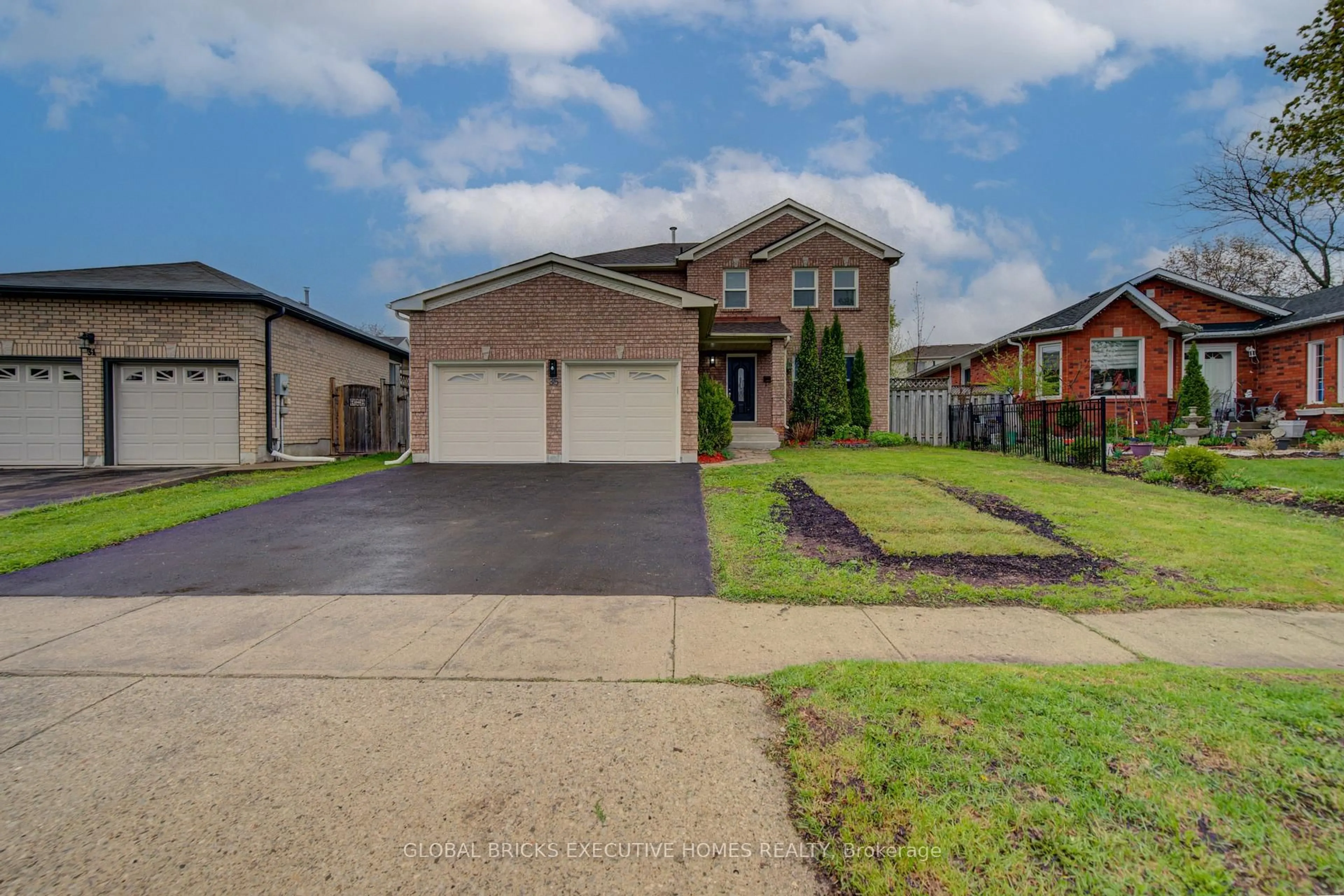 A pic from outside/outdoor area/front of a property/back of a property/a pic from drone, street for 35 Attwood Dr, Cambridge Ontario N1T 1L4