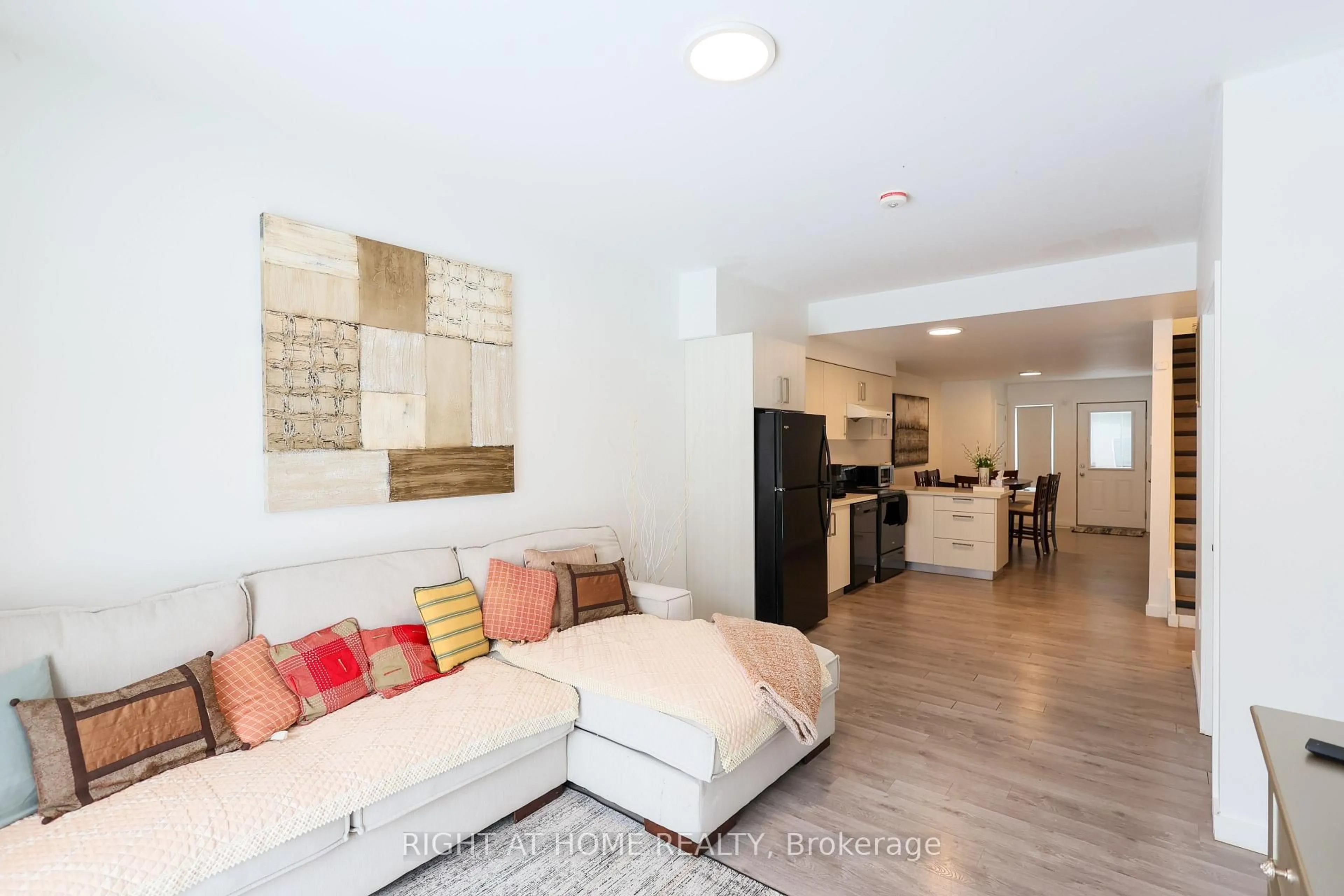 Living room with furniture, unknown for 100 Highriver Tr #32, Welland Ontario L3C 0H6