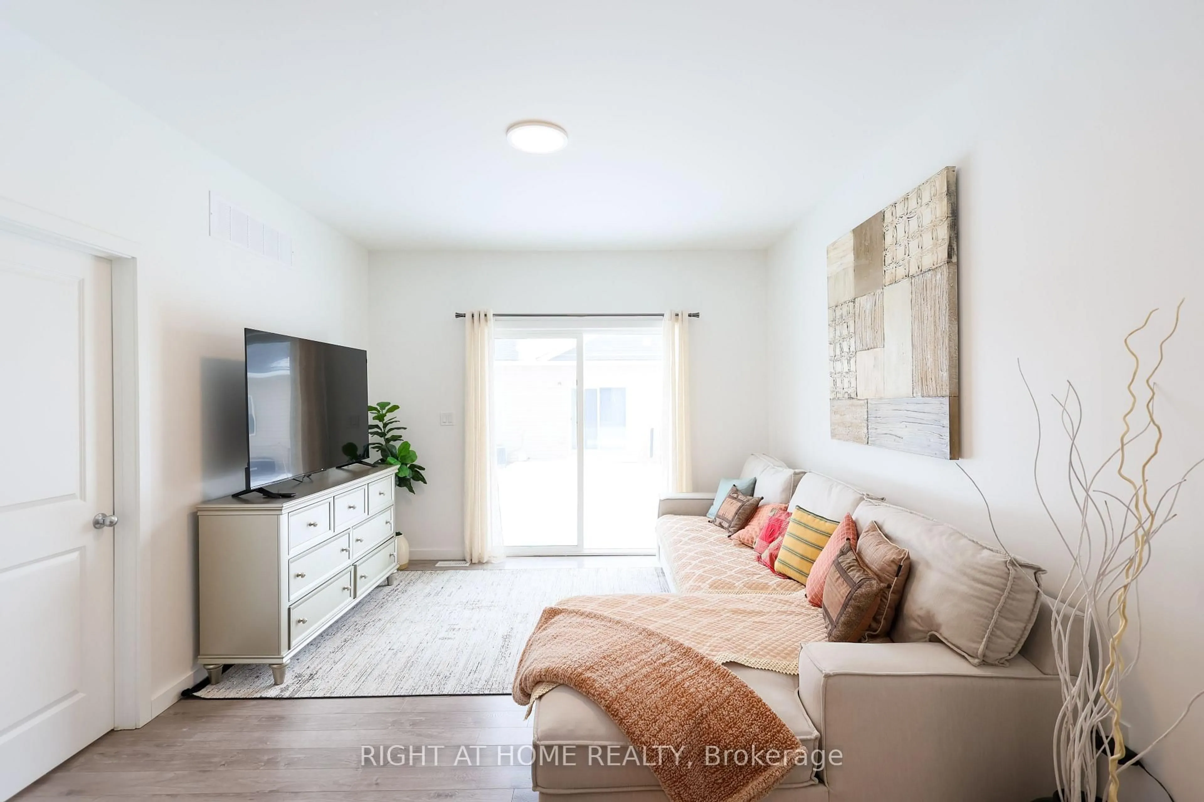 Living room with furniture, unknown for 100 Highriver Tr #32, Welland Ontario L3C 0H6