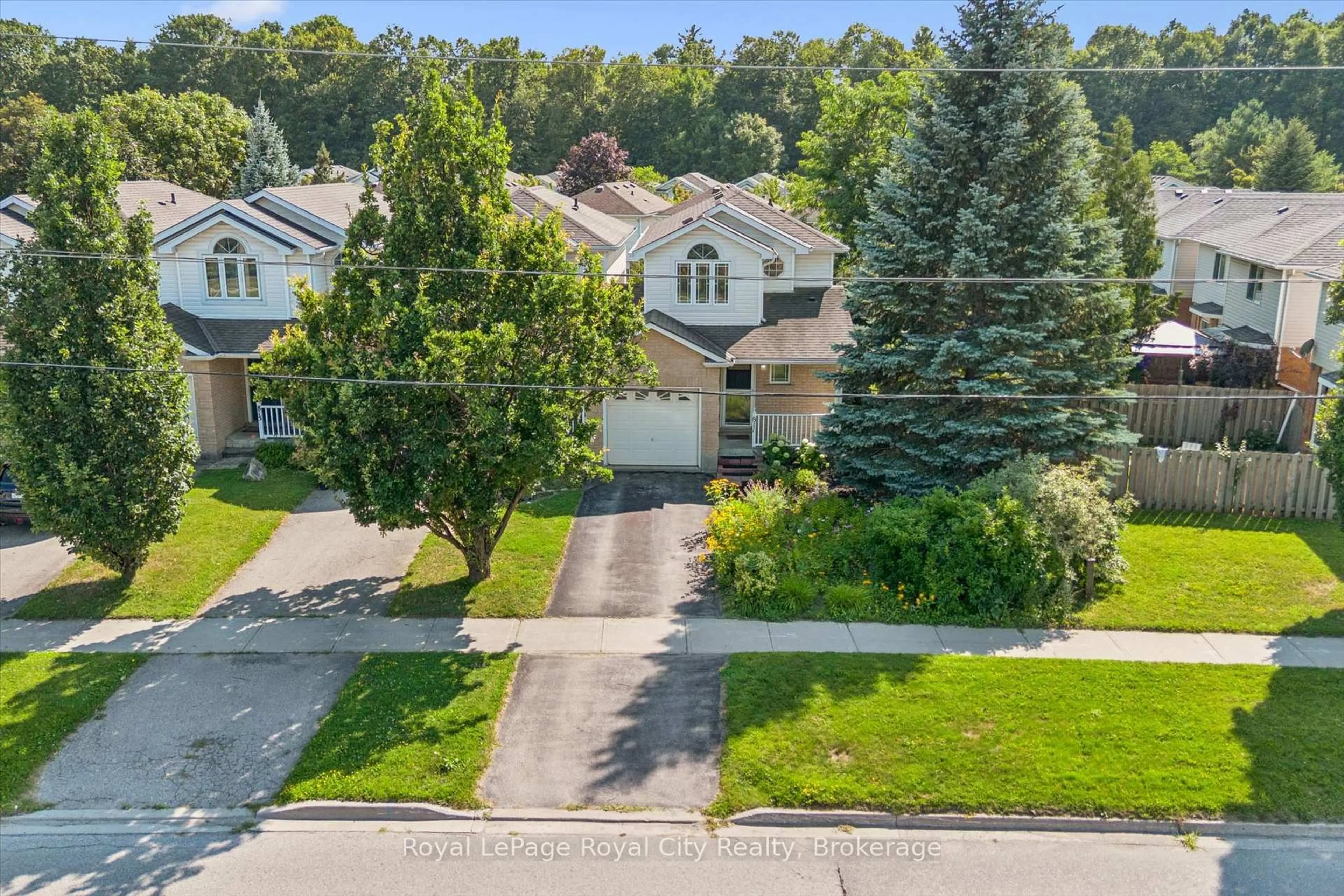 A pic from outside/outdoor area/front of a property/back of a property/a pic from drone, street for 811 Edinburgh Rd, Guelph Ontario N1G 4Z5