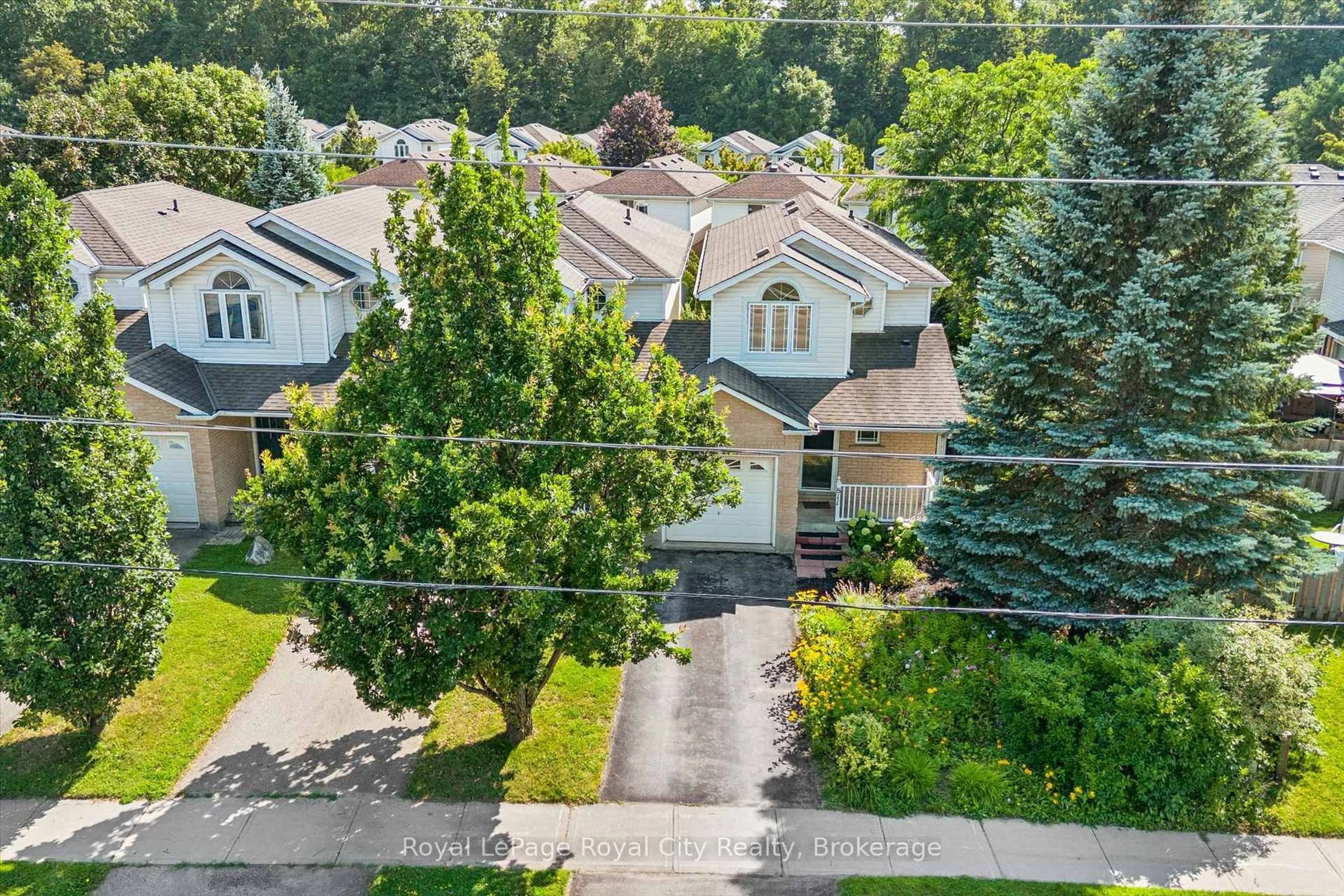 A pic from outside/outdoor area/front of a property/back of a property/a pic from drone, street for 811 Edinburgh Rd, Guelph Ontario N1G 4Z5