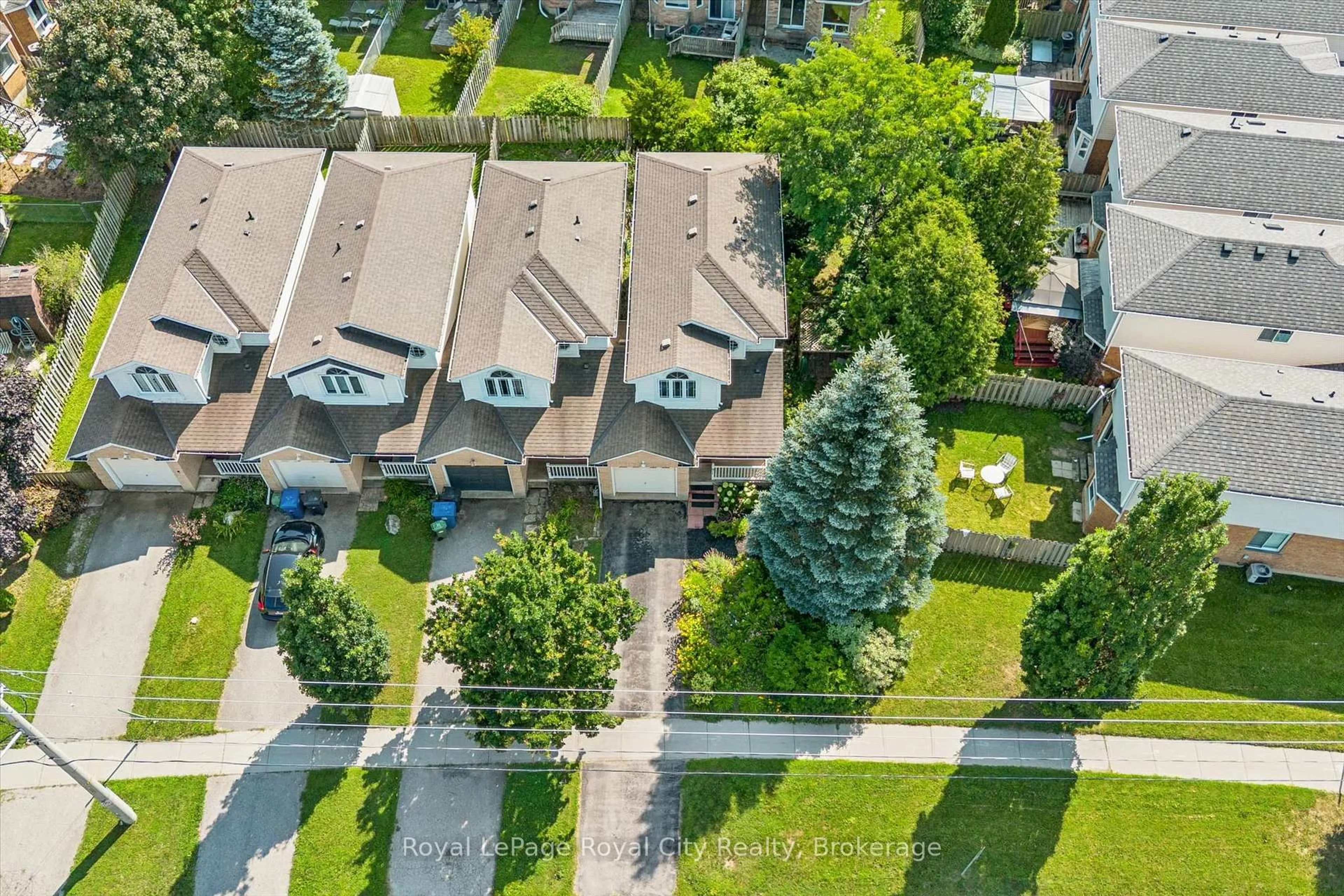 A pic from outside/outdoor area/front of a property/back of a property/a pic from drone, street for 811 Edinburgh Rd, Guelph Ontario N1G 4Z5