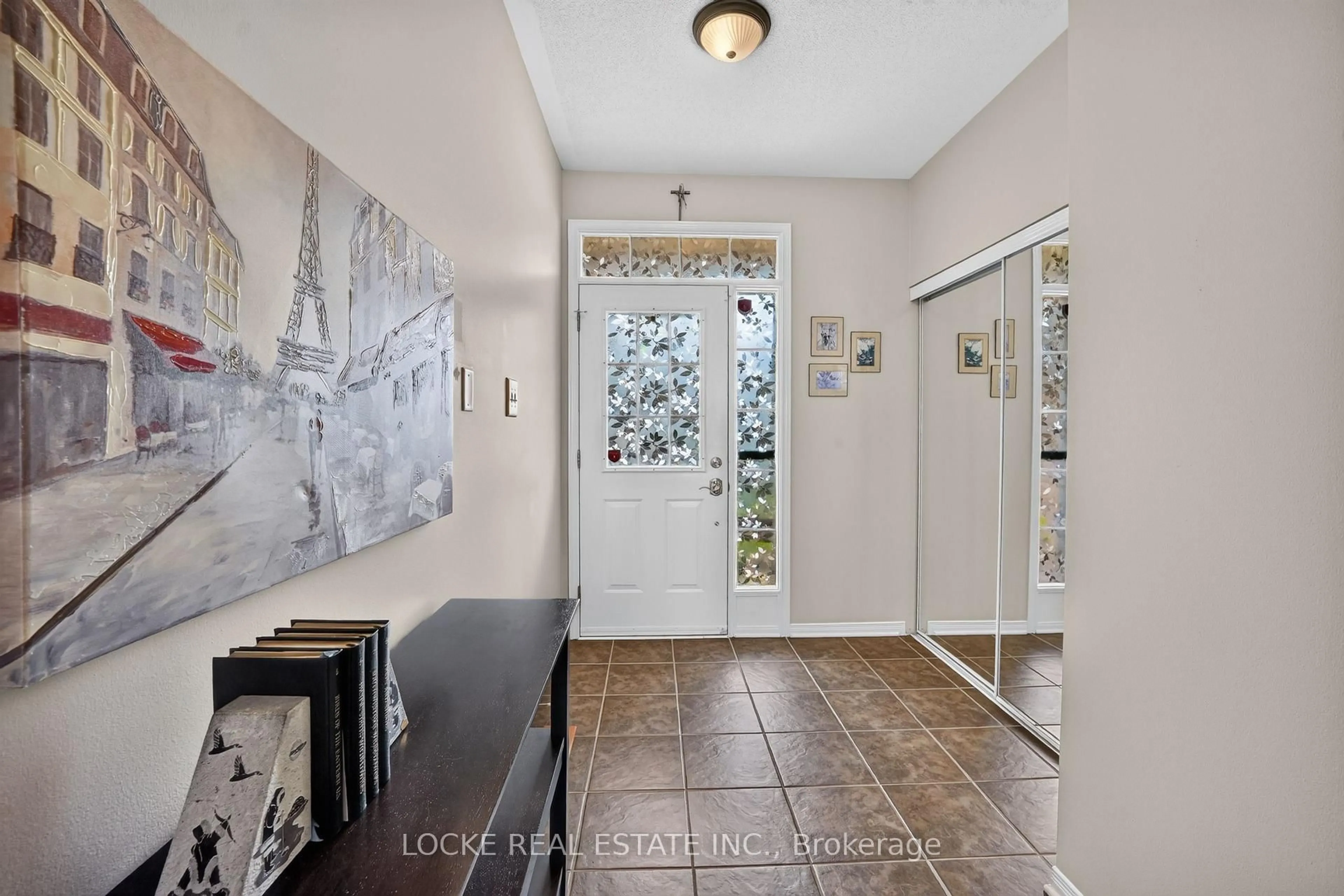 Indoor entryway for 1127 Brasseur Cres, Orleans Ontario K4A 5A2