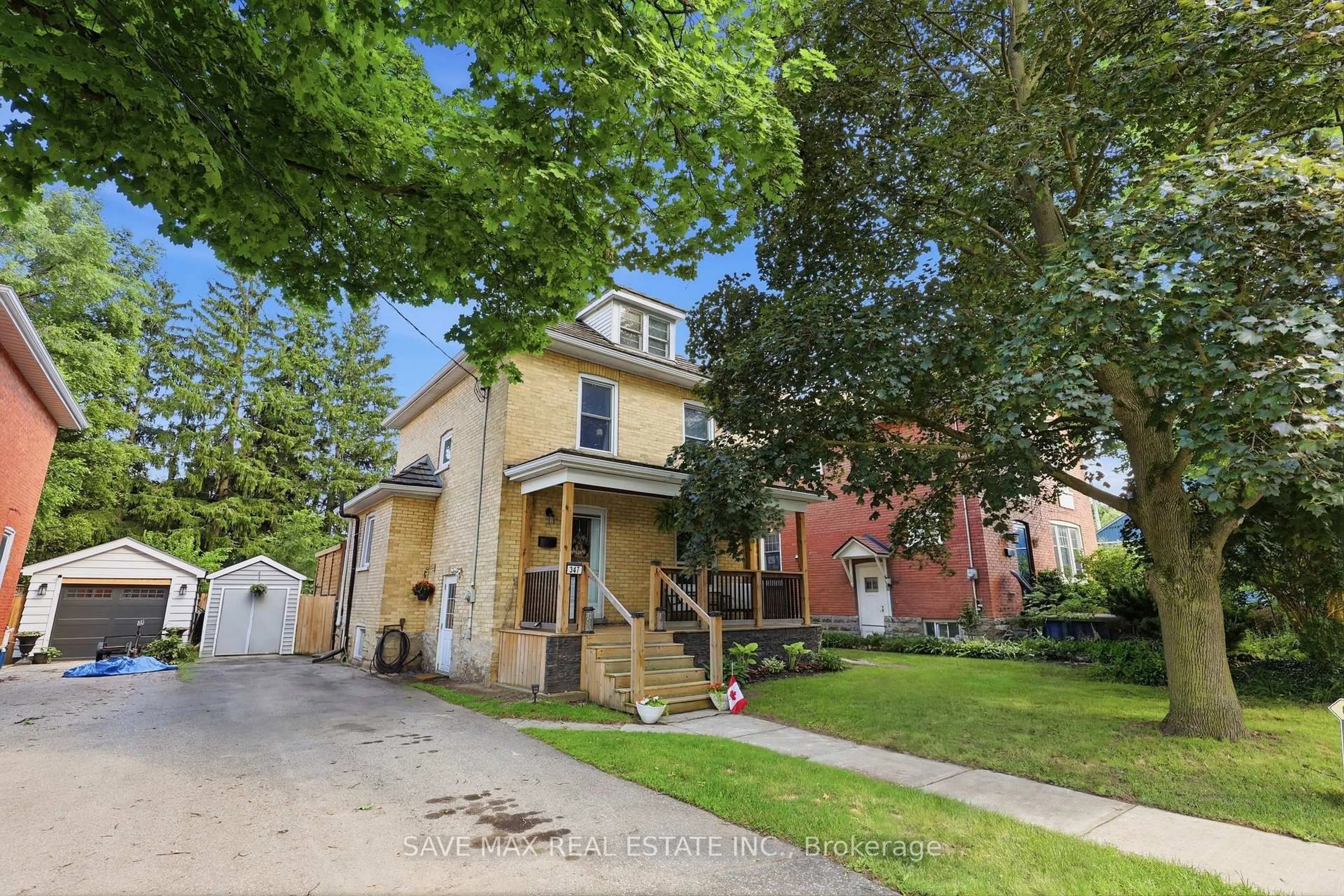 A pic from outside/outdoor area/front of a property/back of a property/a pic from drone, street for 347 Dover St, Cambridge Ontario N3H 1L6