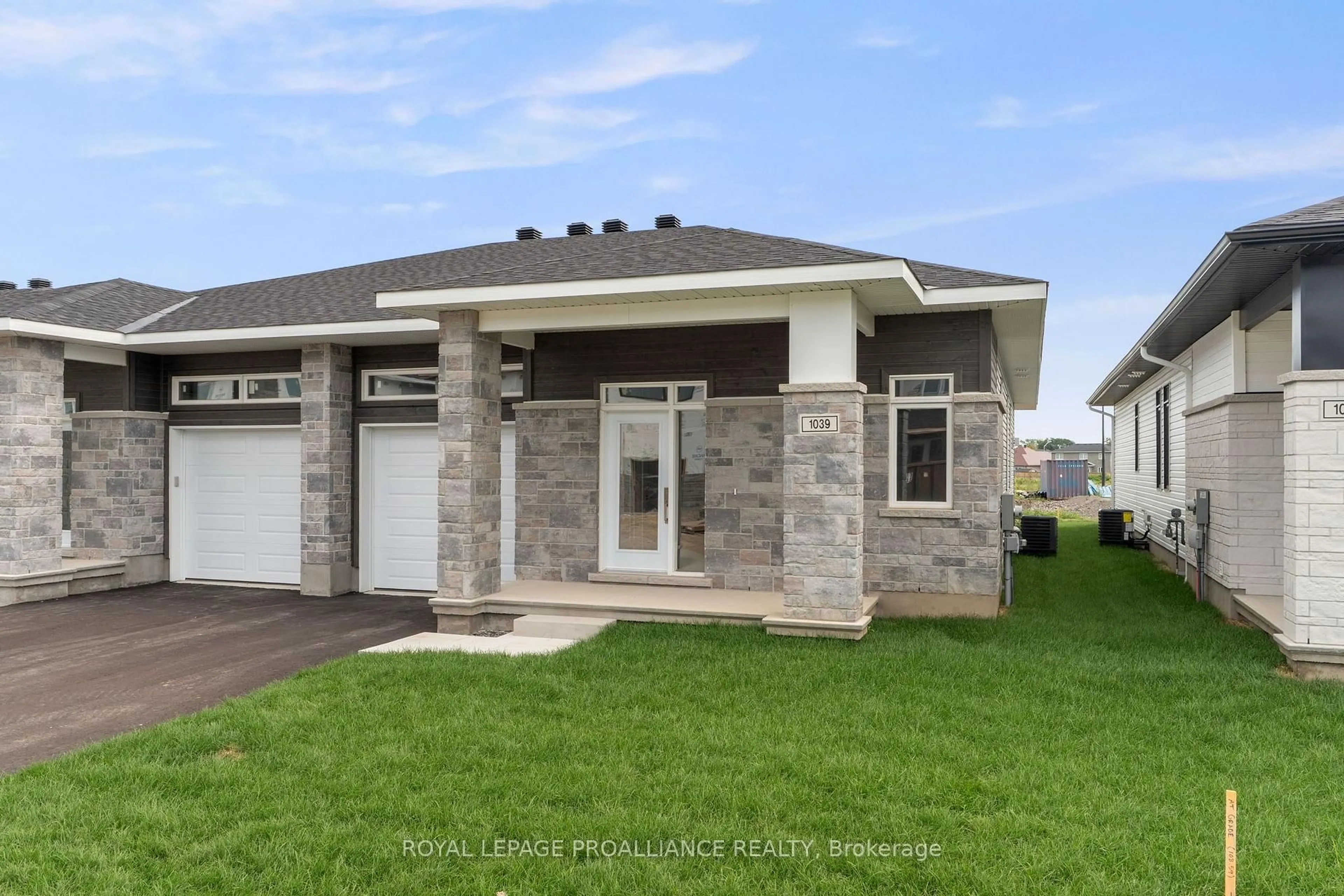 Home with vinyl exterior material, street for 1039 Moore St, Brockville Ontario K6V 0H1