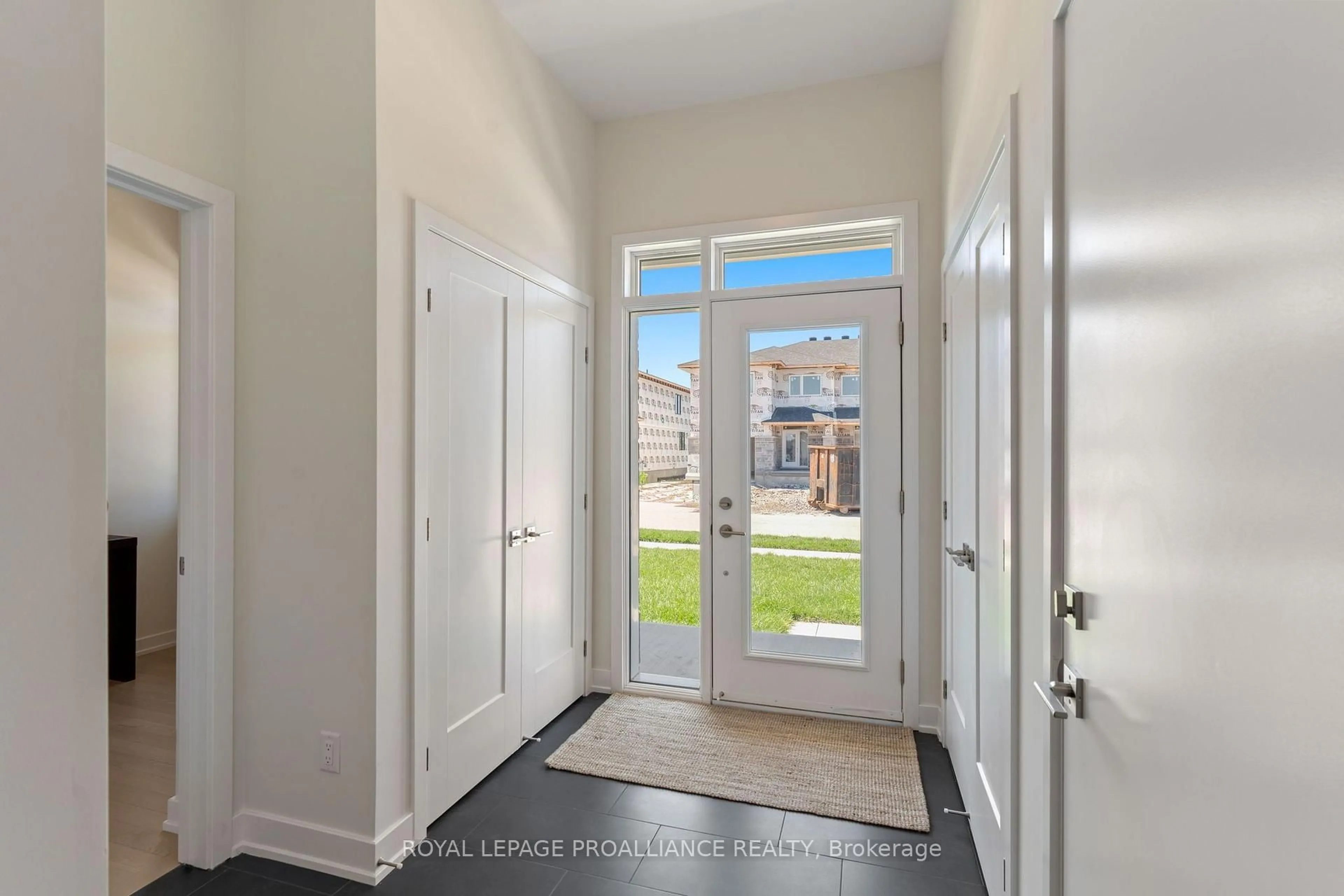 Indoor entryway for 1039 Moore St, Brockville Ontario K6V 0H1