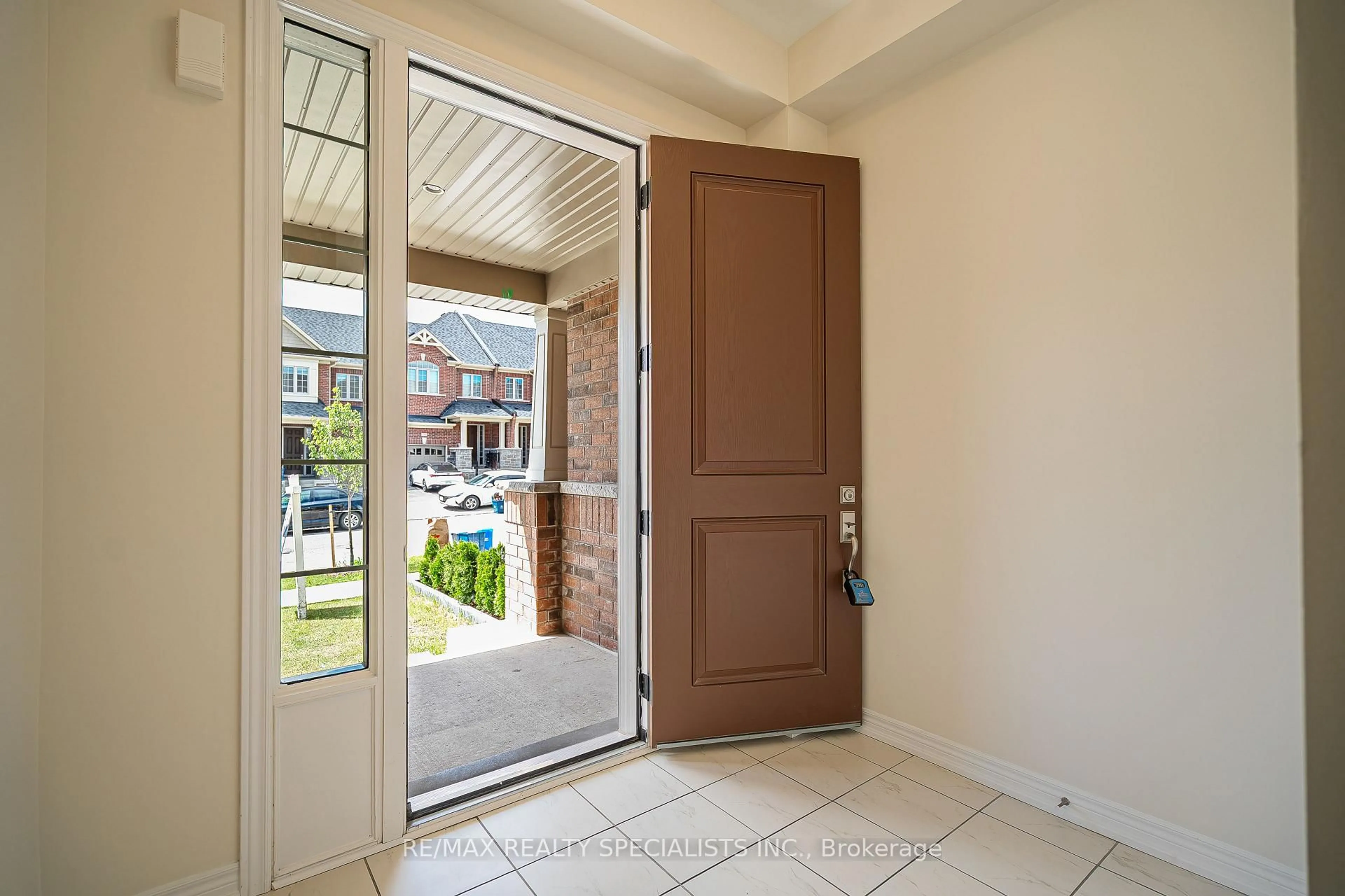 Indoor entryway for 225 Broadacre Dr, Kitchener Ontario N2R 0S6