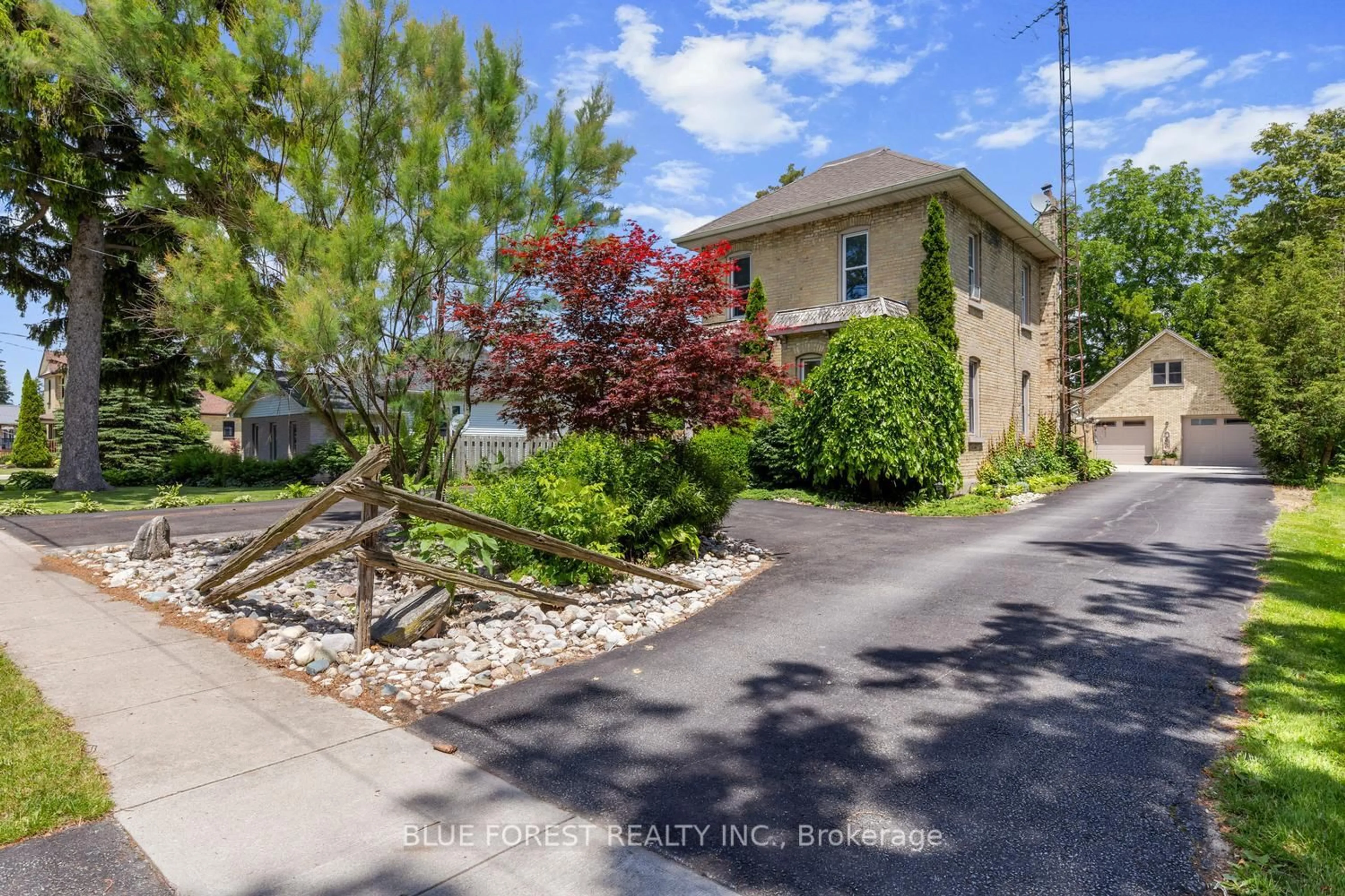 A pic from outside/outdoor area/front of a property/back of a property/a pic from drone, street for 201 Margaret St, Dutton/Dunwich Ontario N0L 1J0