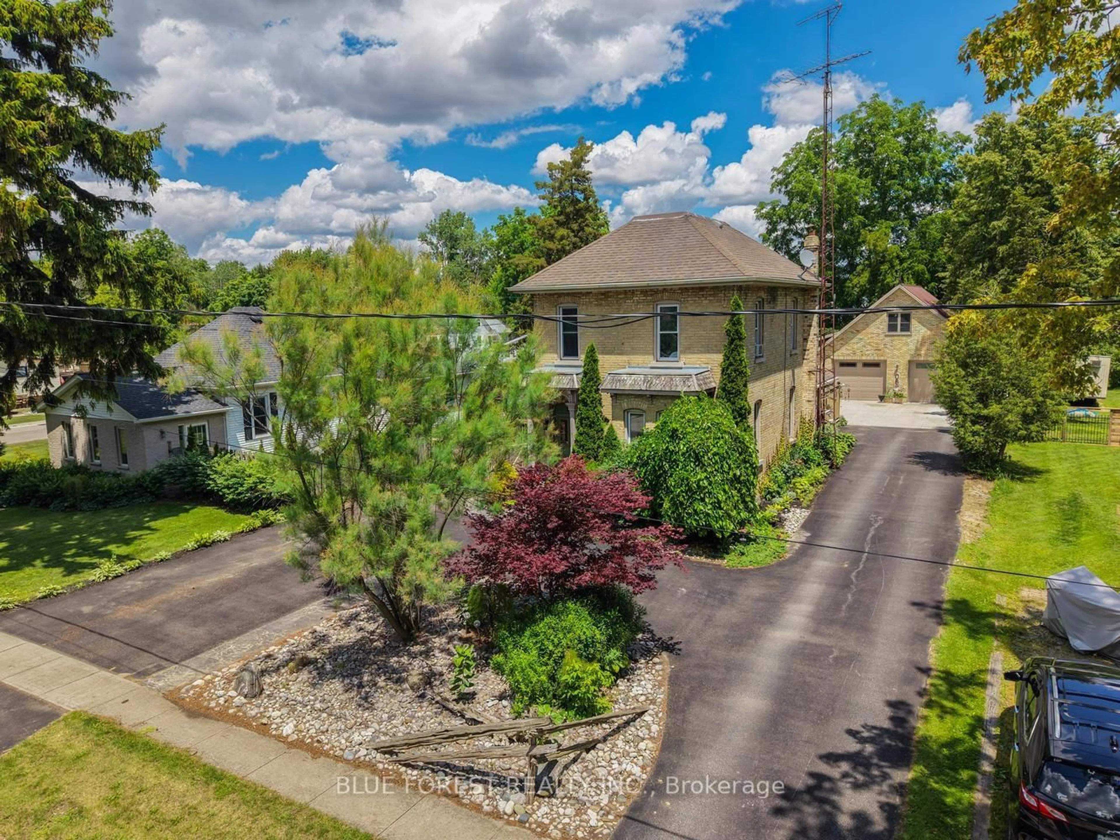 A pic from outside/outdoor area/front of a property/back of a property/a pic from drone, street for 201 Margaret St, Dutton/Dunwich Ontario N0L 1J0