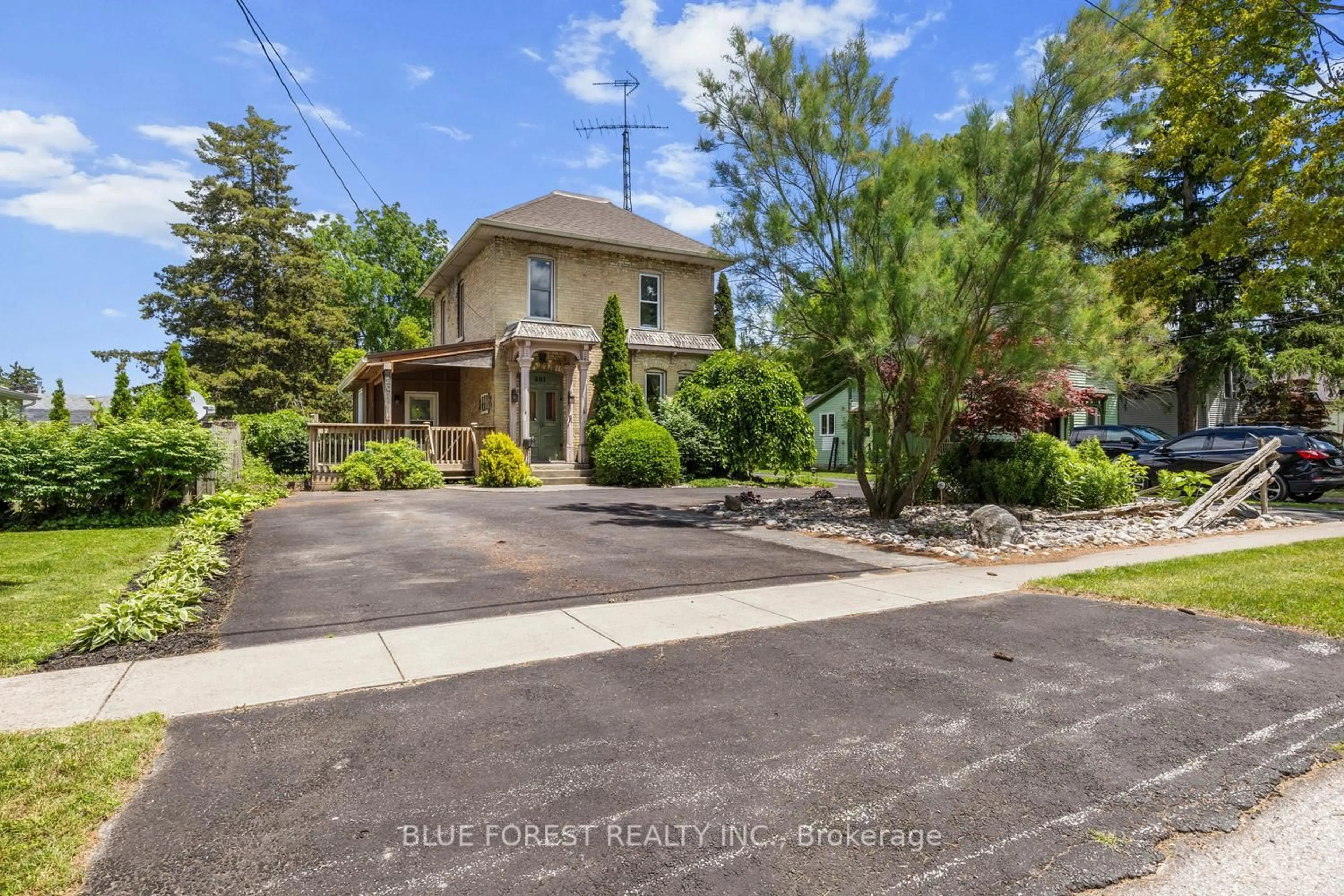 A pic from outside/outdoor area/front of a property/back of a property/a pic from drone, street for 201 Margaret St, Dutton/Dunwich Ontario N0L 1J0