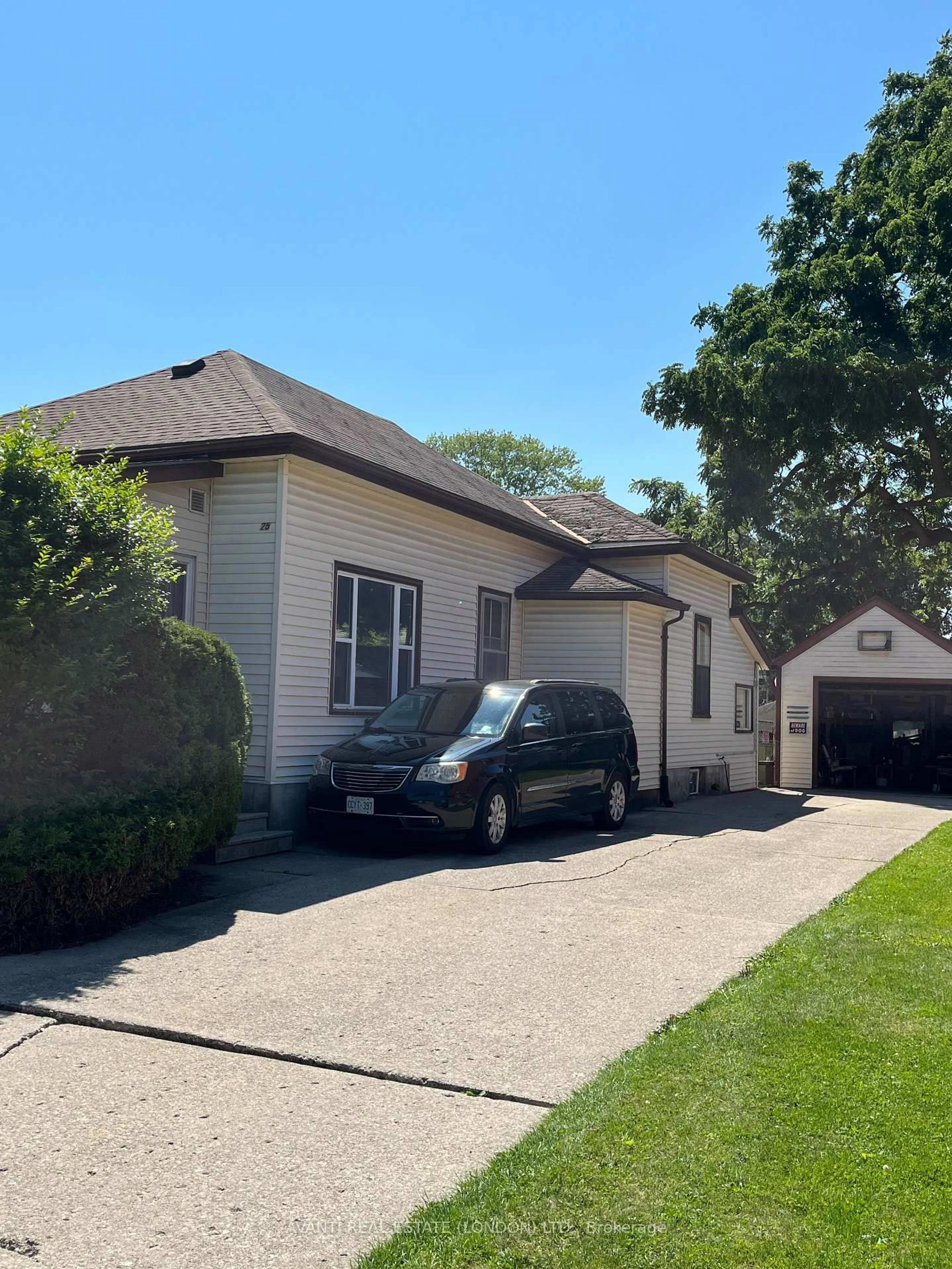 Home with vinyl exterior material, street for 25 Fifth Ave, St. Thomas Ontario N5R 4C2
