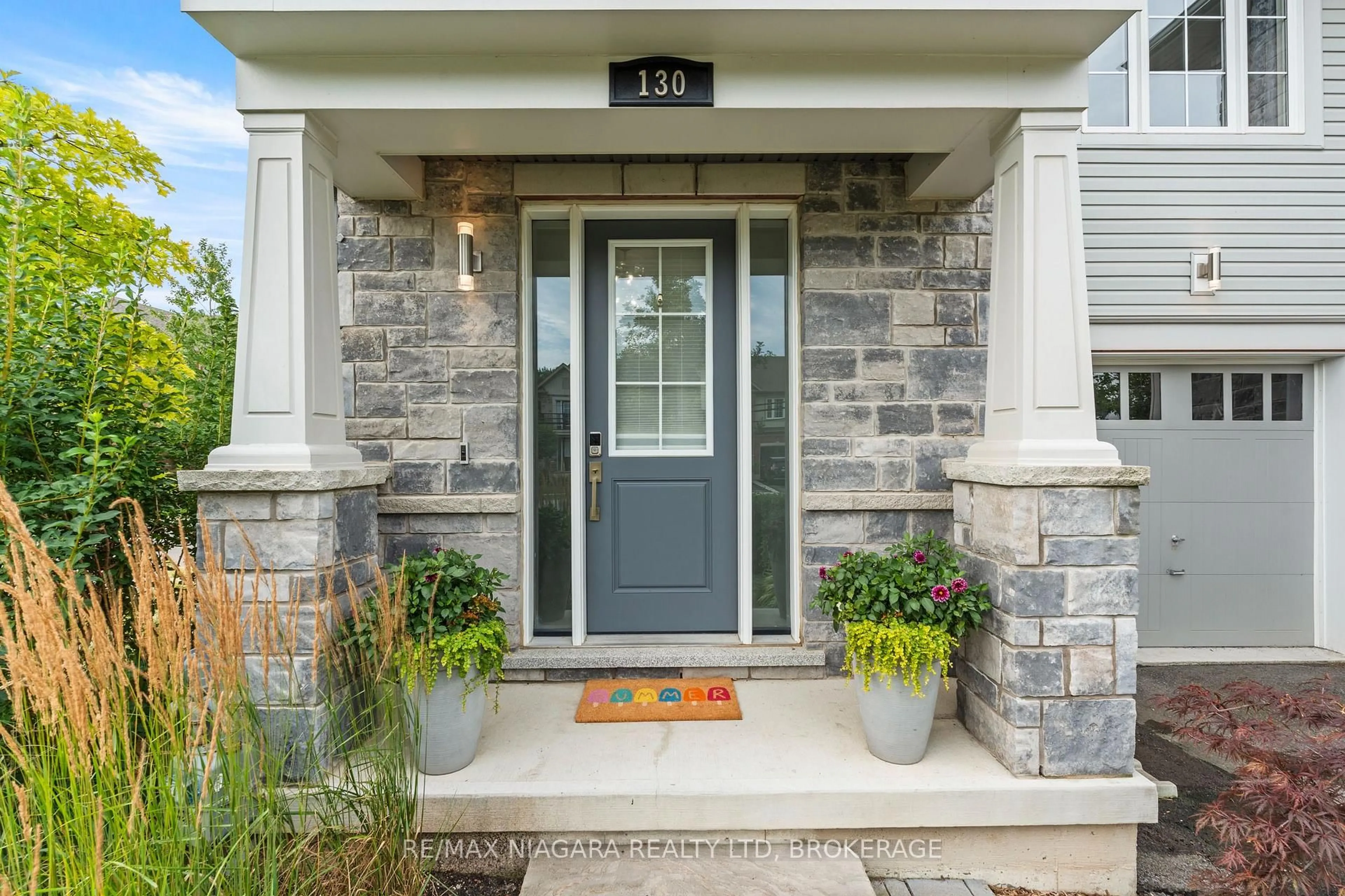 Indoor entryway for 130 John St, Niagara-on-the-Lake Ontario L0S 1J0
