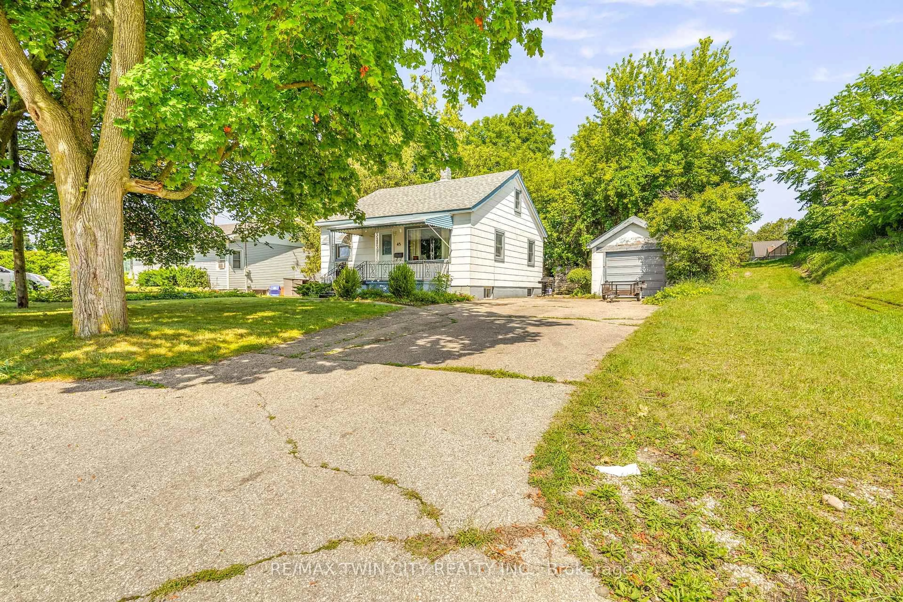 A pic from outside/outdoor area/front of a property/back of a property/a pic from drone, street for 45 Wellington St, Brant Ontario N3L 1T2
