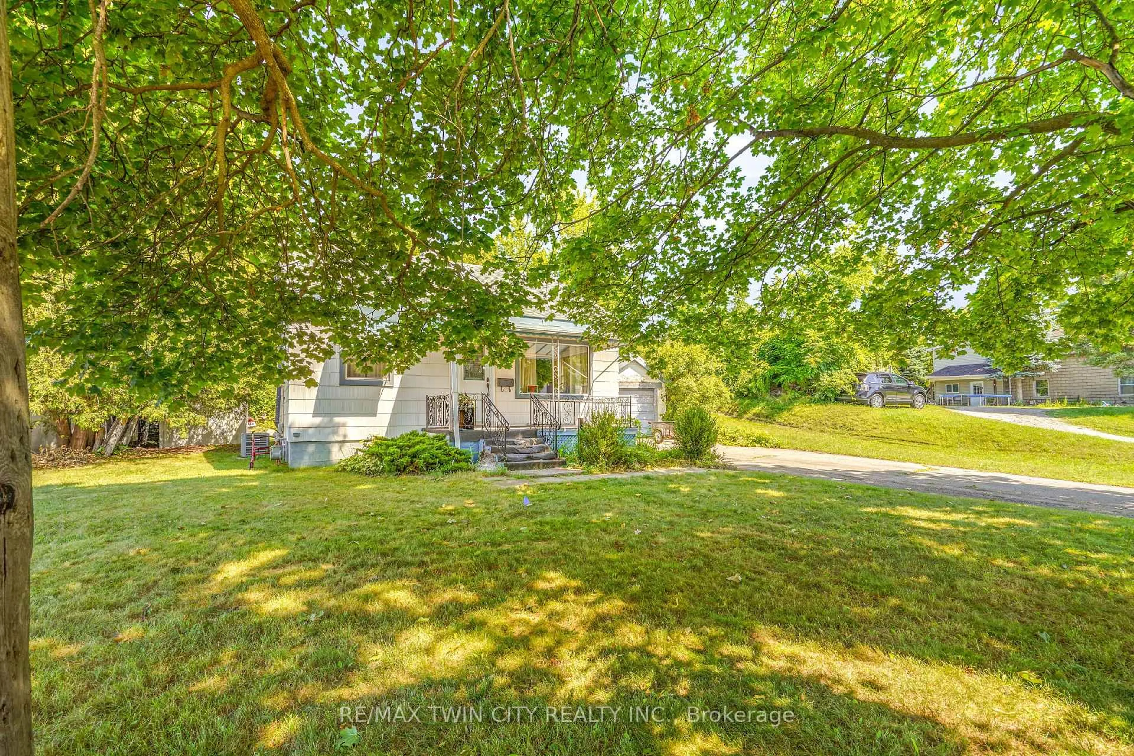 A pic from outside/outdoor area/front of a property/back of a property/a pic from drone, street for 45 Wellington St, Brant Ontario N3L 1T2