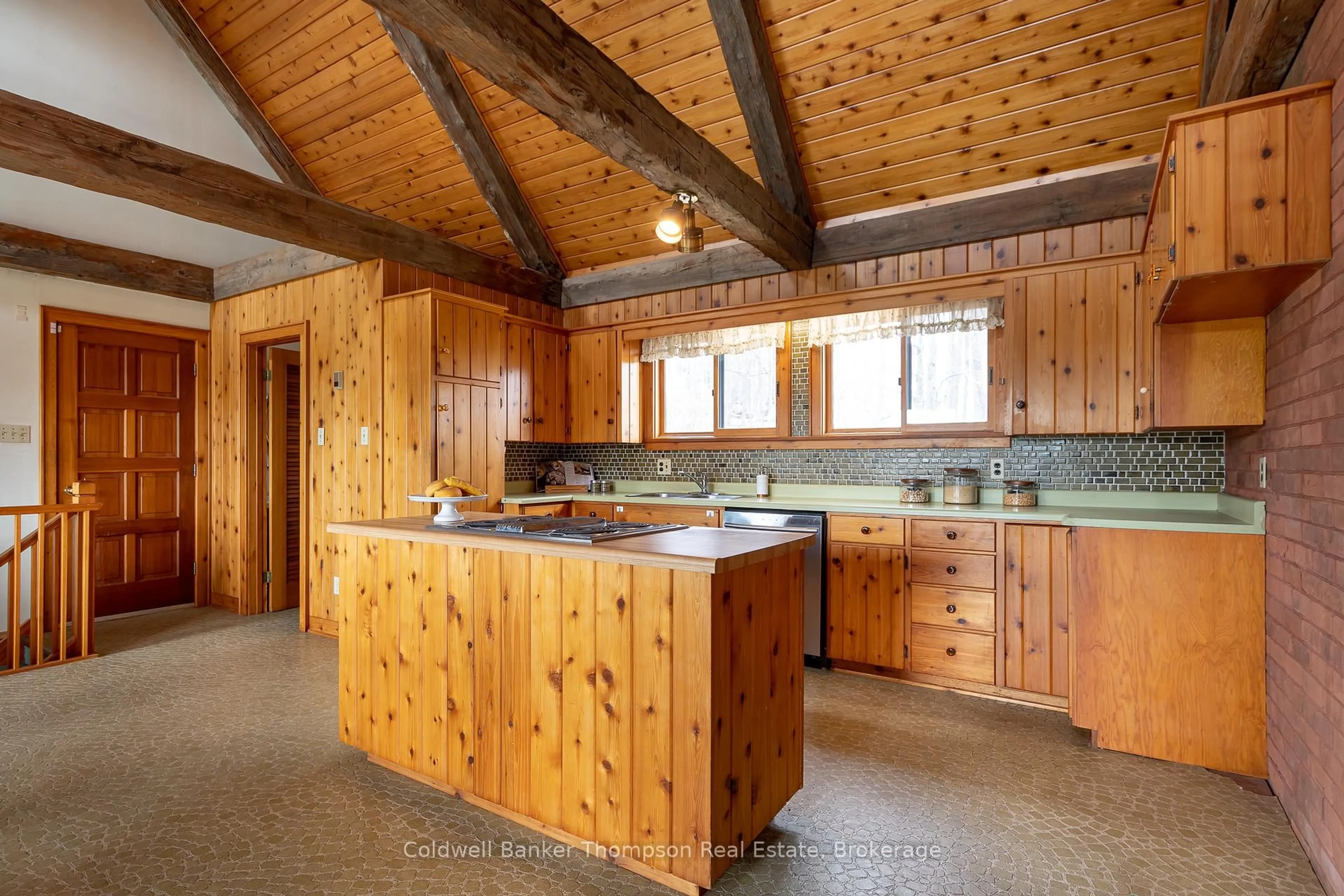 Rustic kitchen, unknown for 124 Hunters Bay Dr, Huntsville Ontario P1H 1M9
