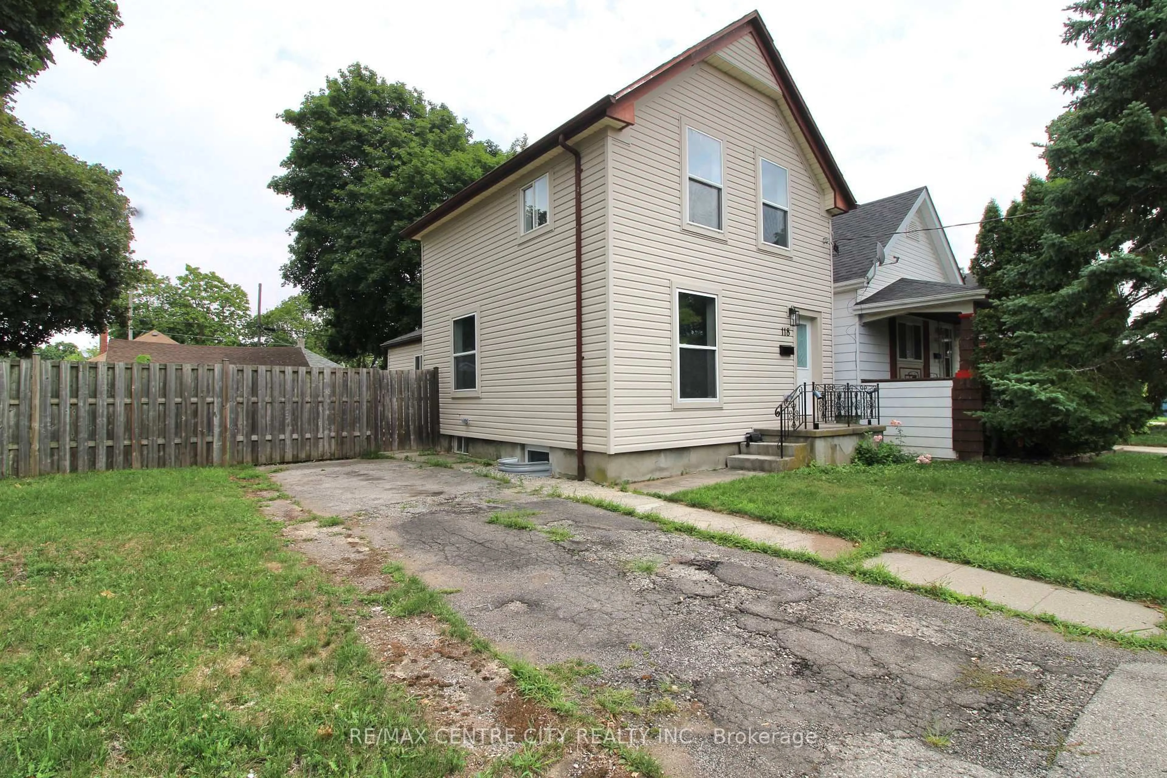 A pic from outside/outdoor area/front of a property/back of a property/a pic from drone, street for 118 Delaware St, London East Ontario N5Z 2N5