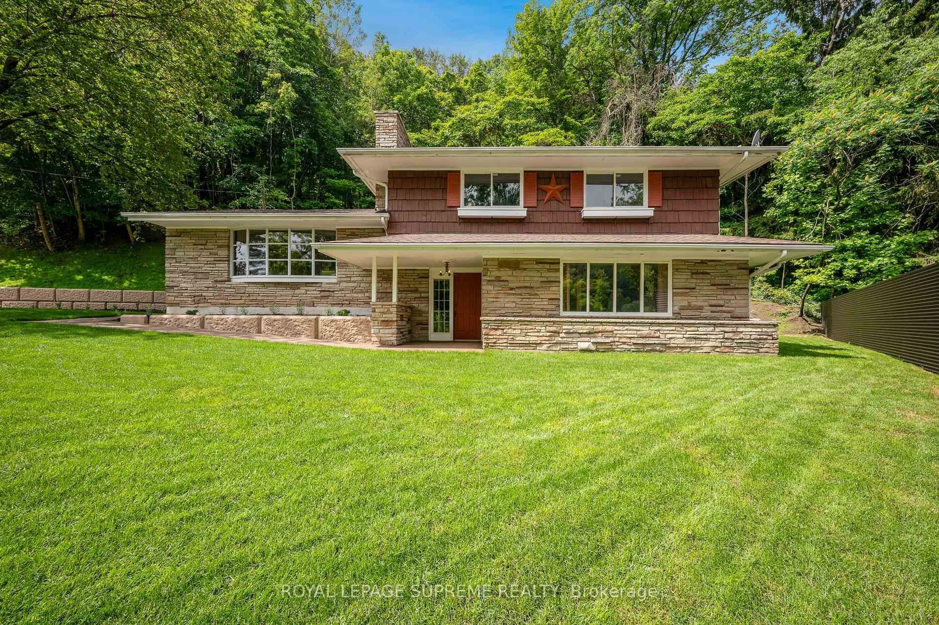 Home with brick exterior material, unknown for 2035 Hollow Rd, Thorold Ontario L2V 5G8