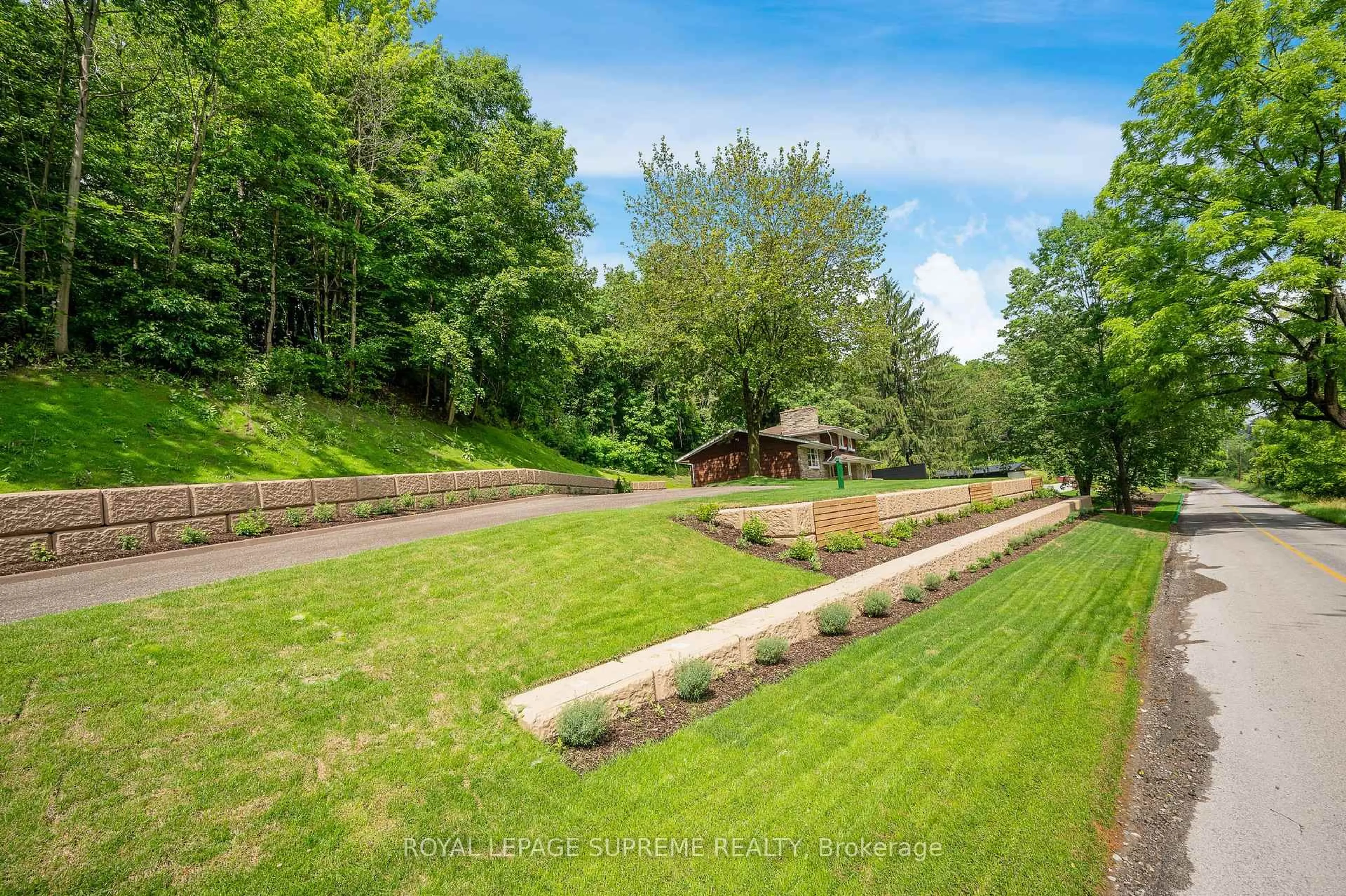 A pic from outside/outdoor area/front of a property/back of a property/a pic from drone, forest/trees view for 2035 Hollow Rd, Thorold Ontario L2V 5G8