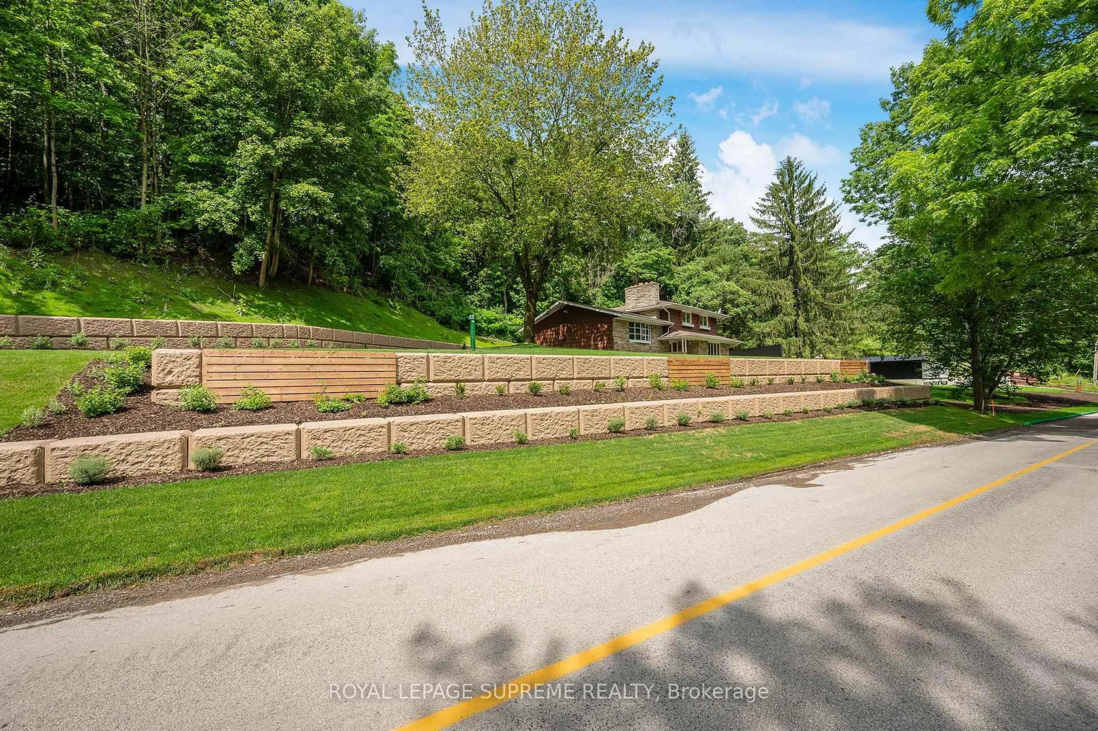 A pic from outside/outdoor area/front of a property/back of a property/a pic from drone, unknown for 2035 Hollow Rd, Thorold Ontario L2V 5G8