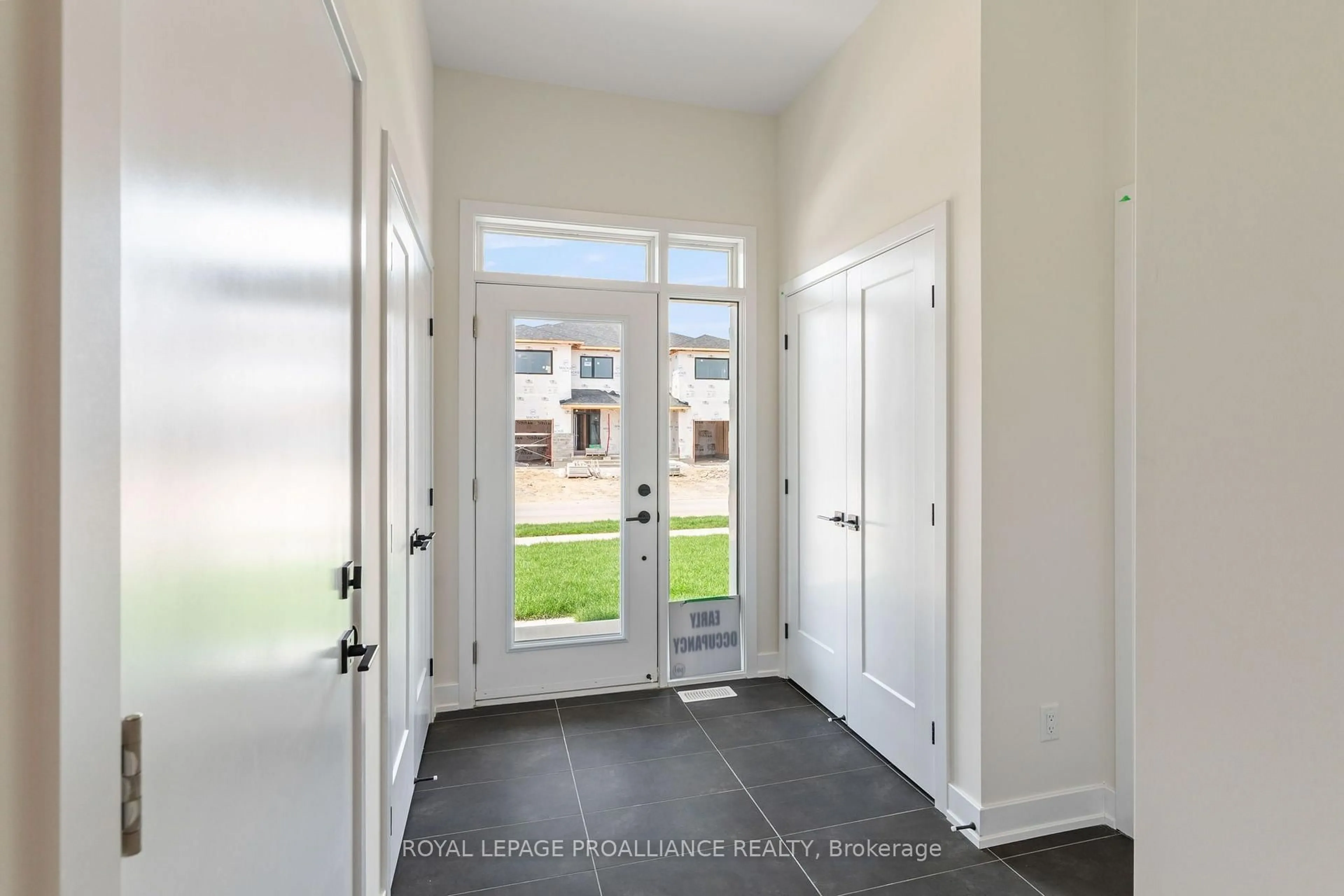 Indoor entryway for 1043 Moore St, Brockville Ontario K6V 0H1