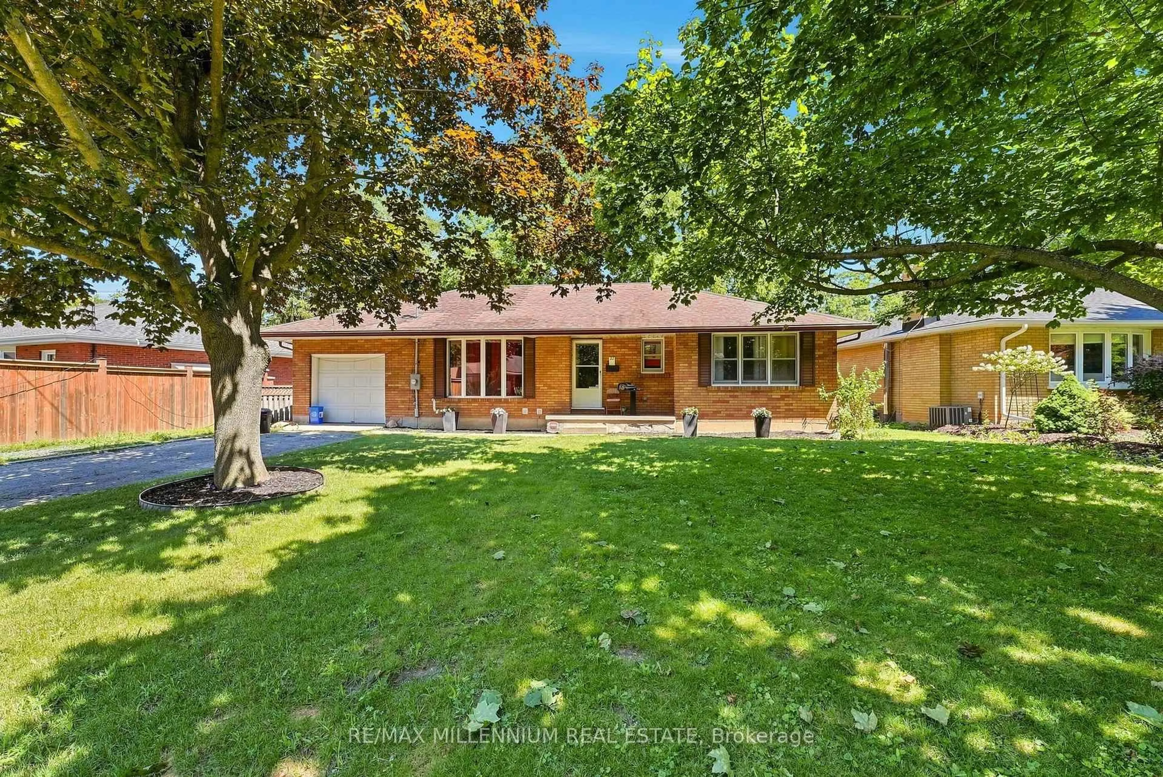 A pic from outside/outdoor area/front of a property/back of a property/a pic from drone, street for 22 Montgomery Rd, St. Thomas Ontario N5R 1S5