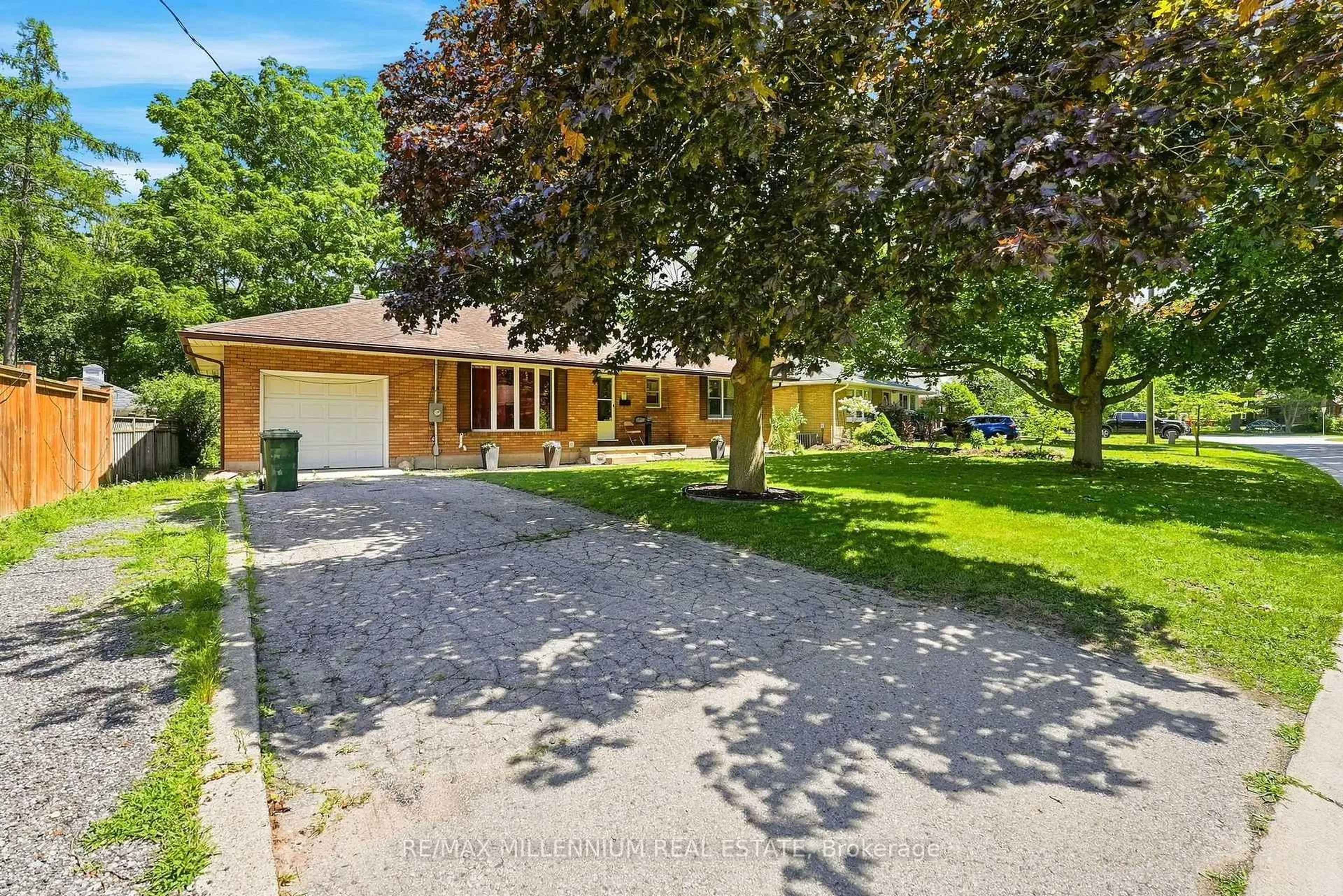 A pic from outside/outdoor area/front of a property/back of a property/a pic from drone, street for 22 Montgomery Rd, St. Thomas Ontario N5R 1S5