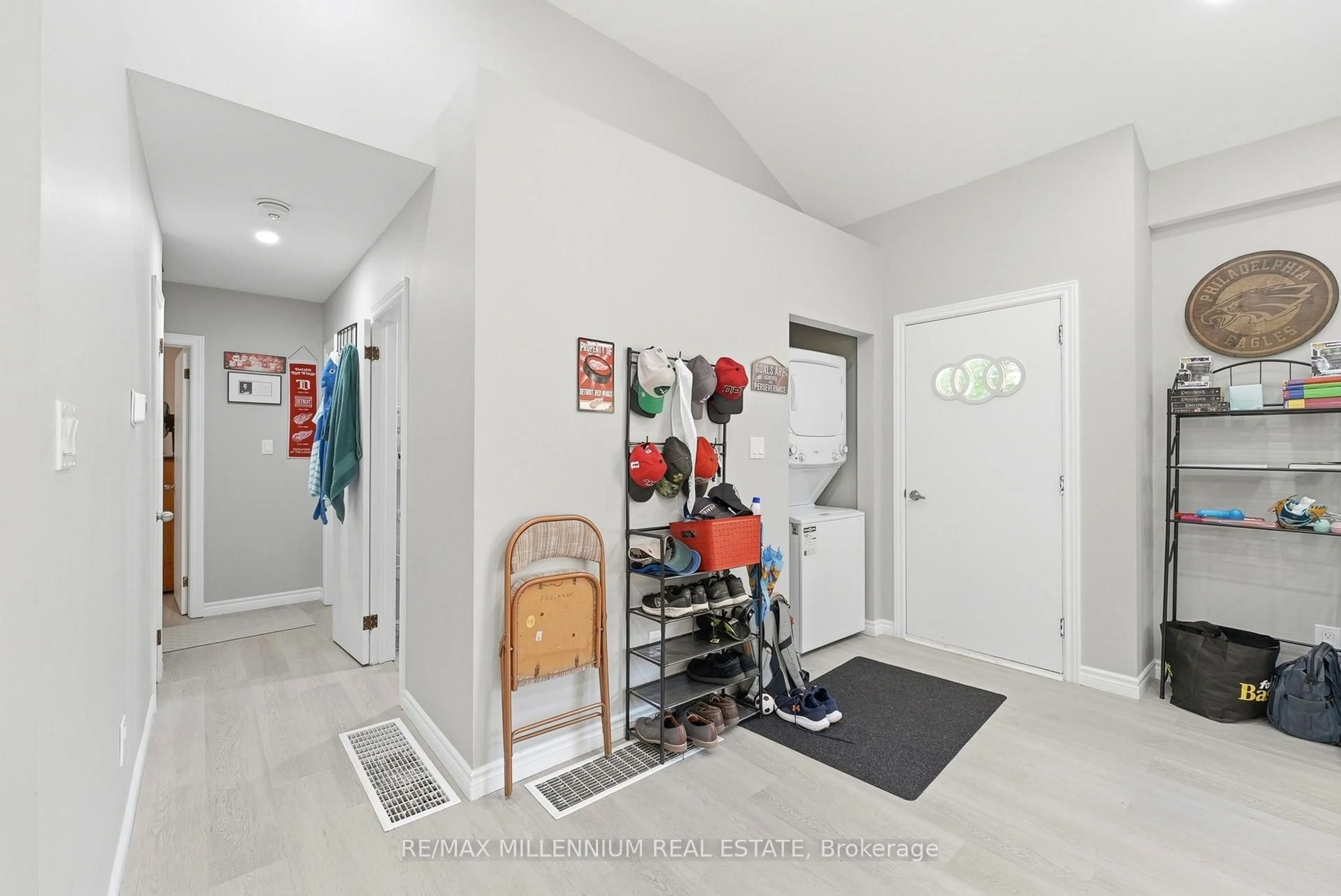 Indoor entryway for 22 Montgomery Rd, St. Thomas Ontario N5R 1S5
