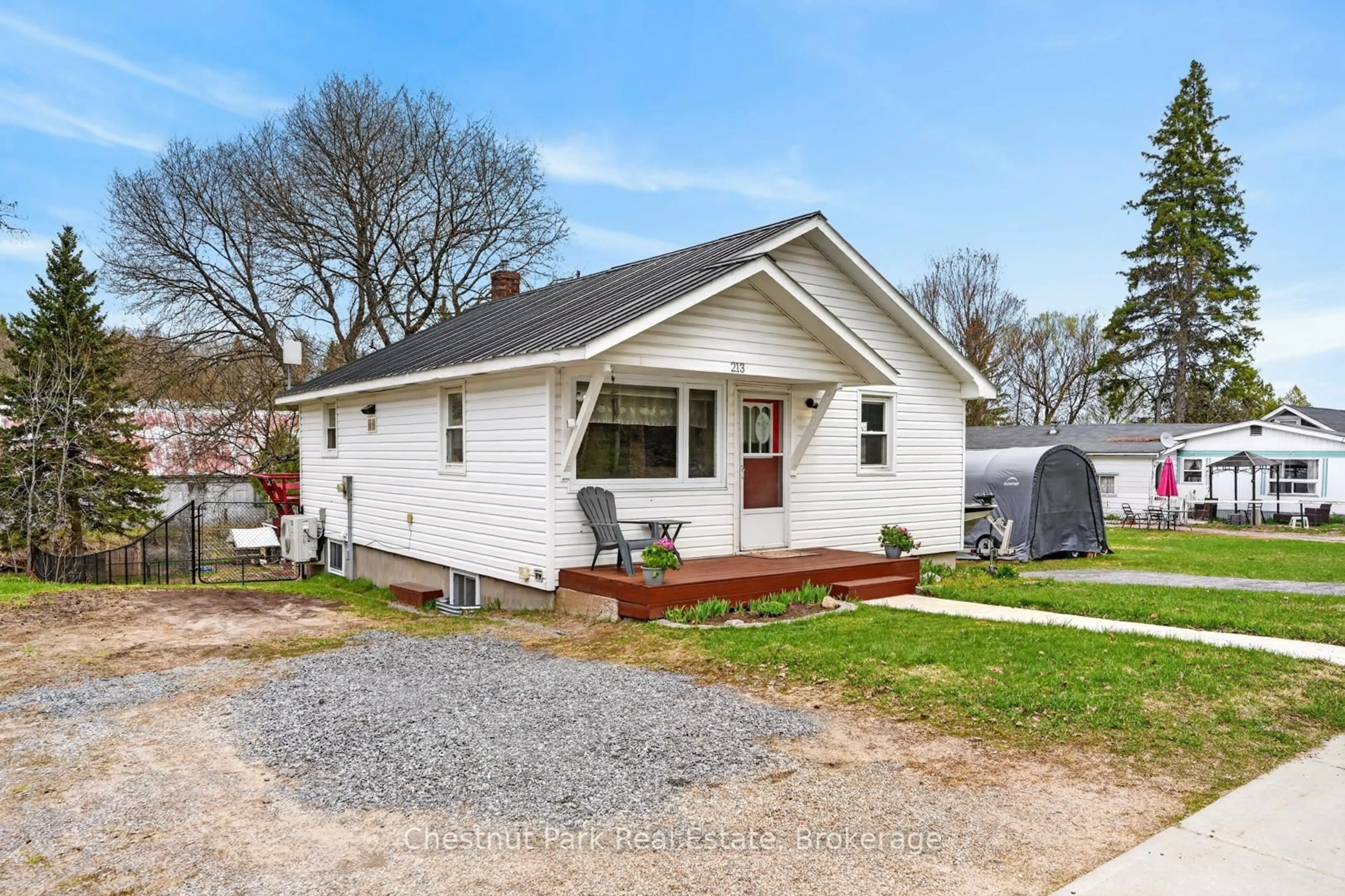 Home with vinyl exterior material, street for 213 Yonge St, Burk's Falls Ontario P0A 1C0