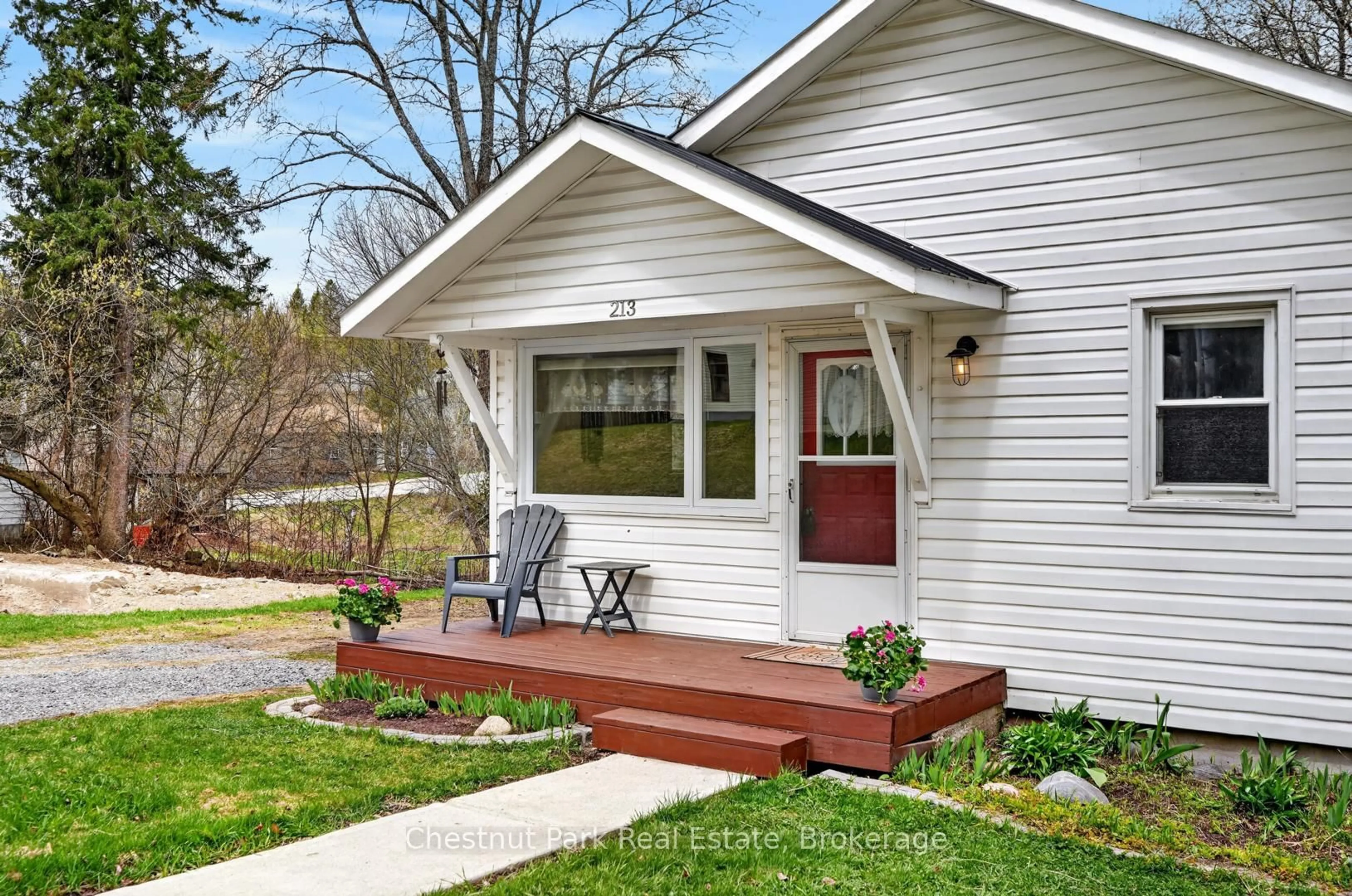 Home with vinyl exterior material, street for 213 Yonge St, Burk's Falls Ontario P0A 1C0