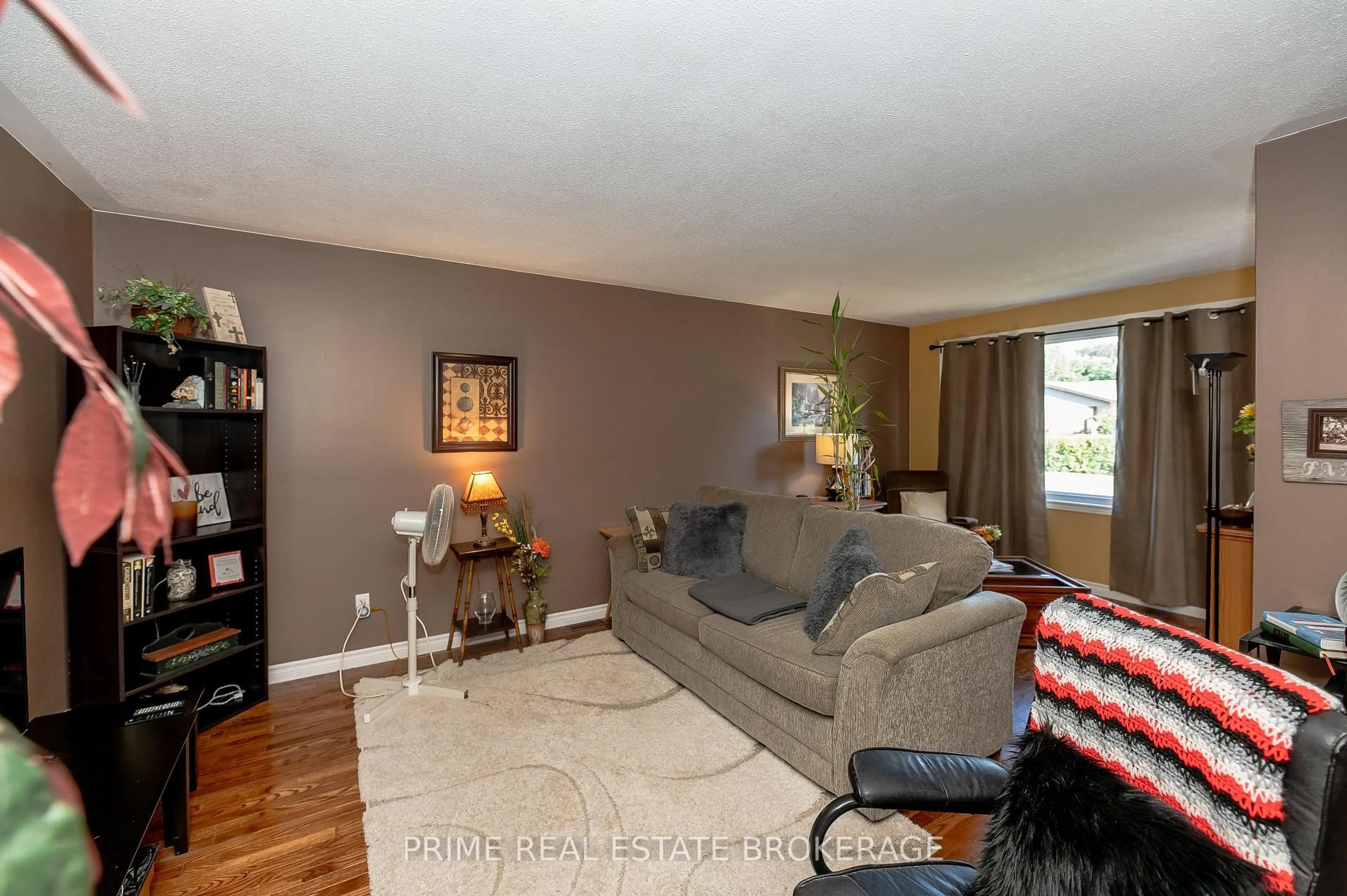 Living room with furniture, wood/laminate floor for 88 Hawthorne Rd, London North Ontario N6G 2W8